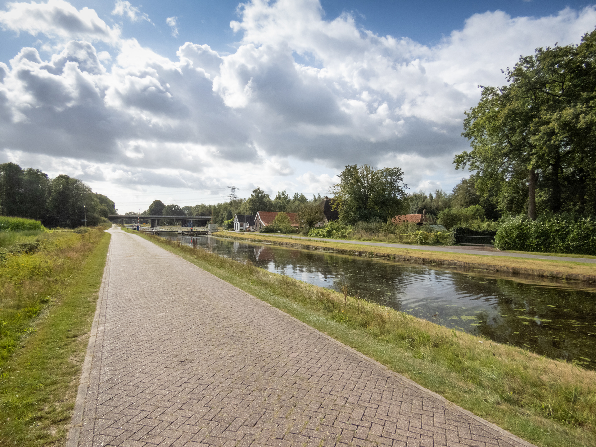 Heerlijk doorstappen langs kanaal