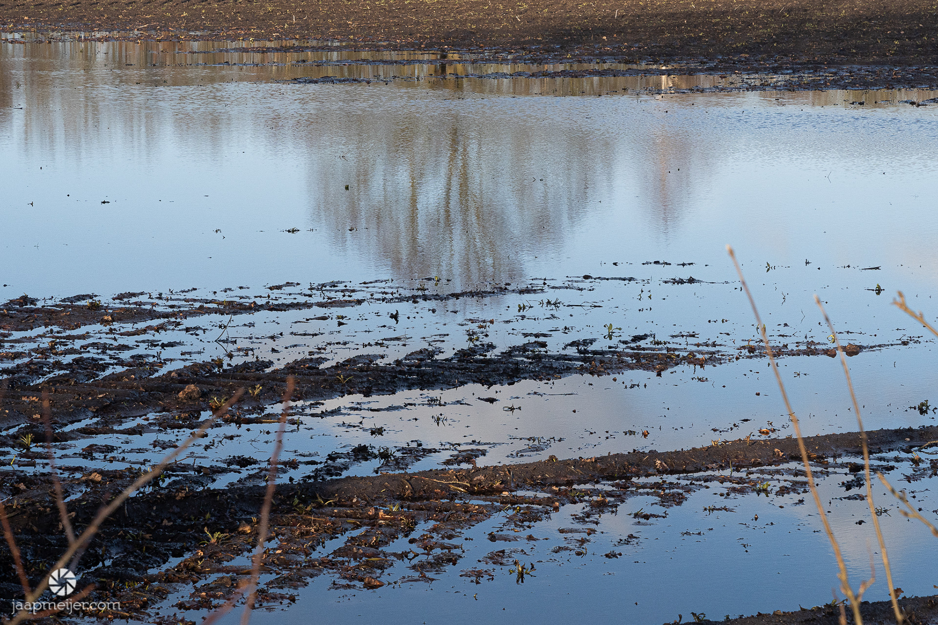 De akkers zijn voorlopig onberijdbaar.