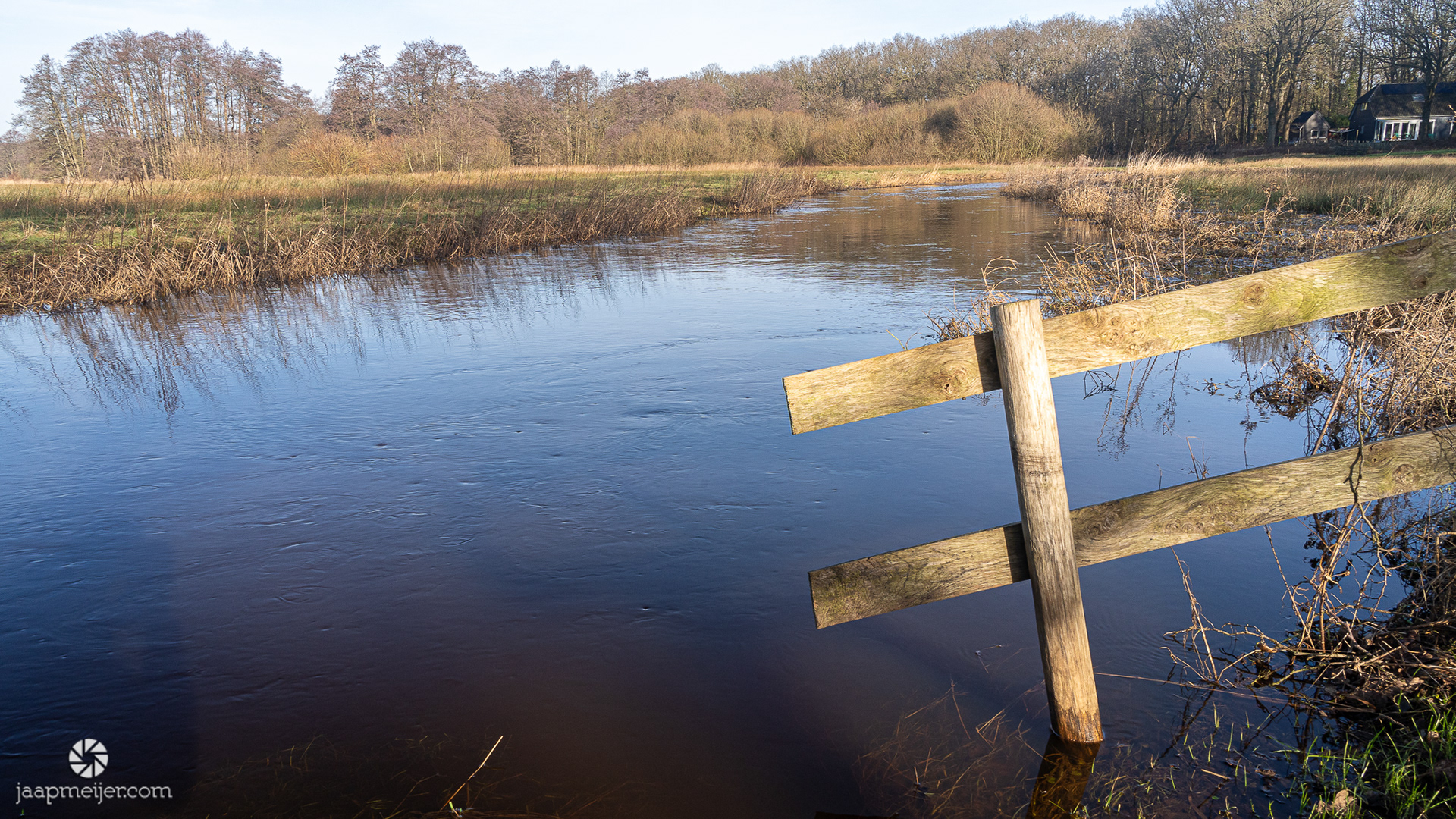 Het water staat hoog en overal kleine draaikolkjes