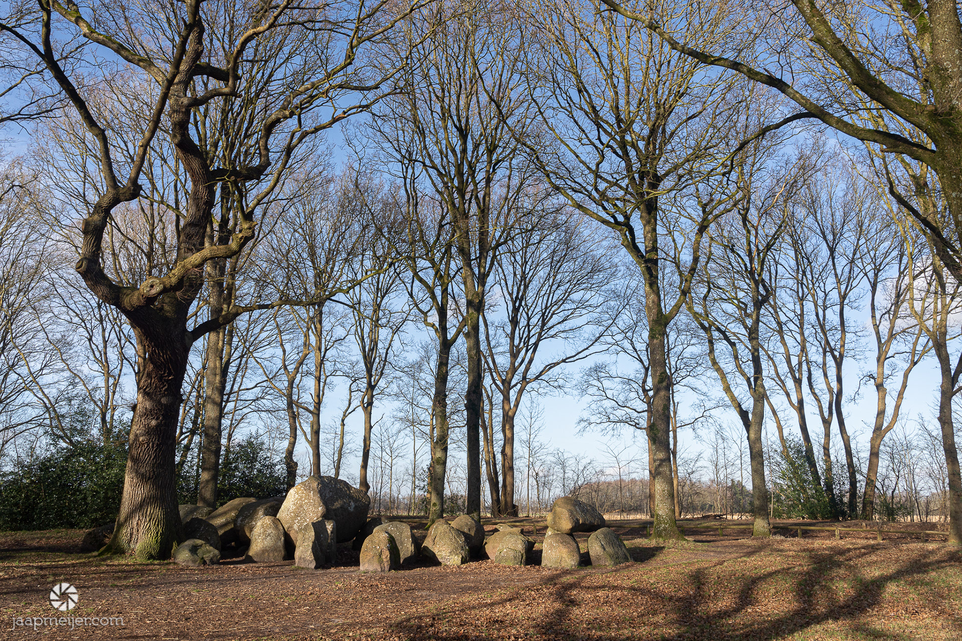 Het tweede hunebed heeft meer graf-/steenrovers gekend.