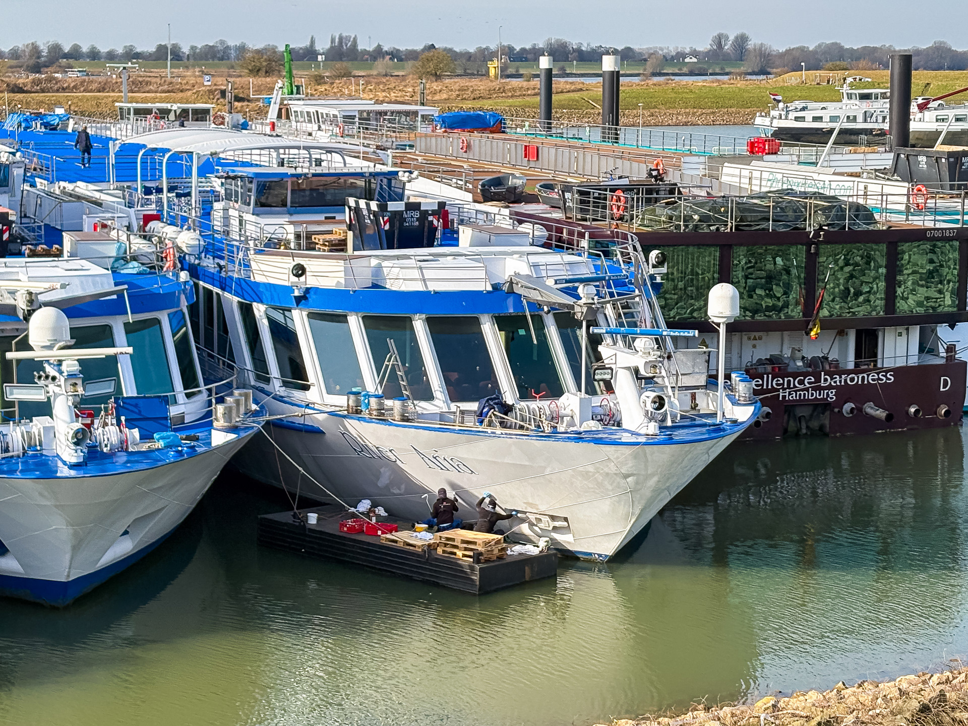 Winterslaap en -onderhoud voor riviercruiseschepen
