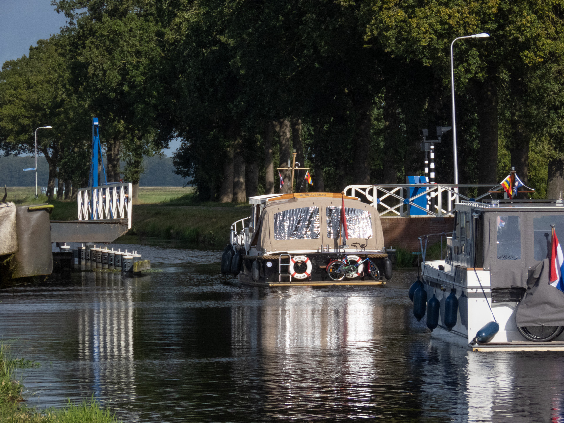 Met de hand wordt brug opengedraaid
