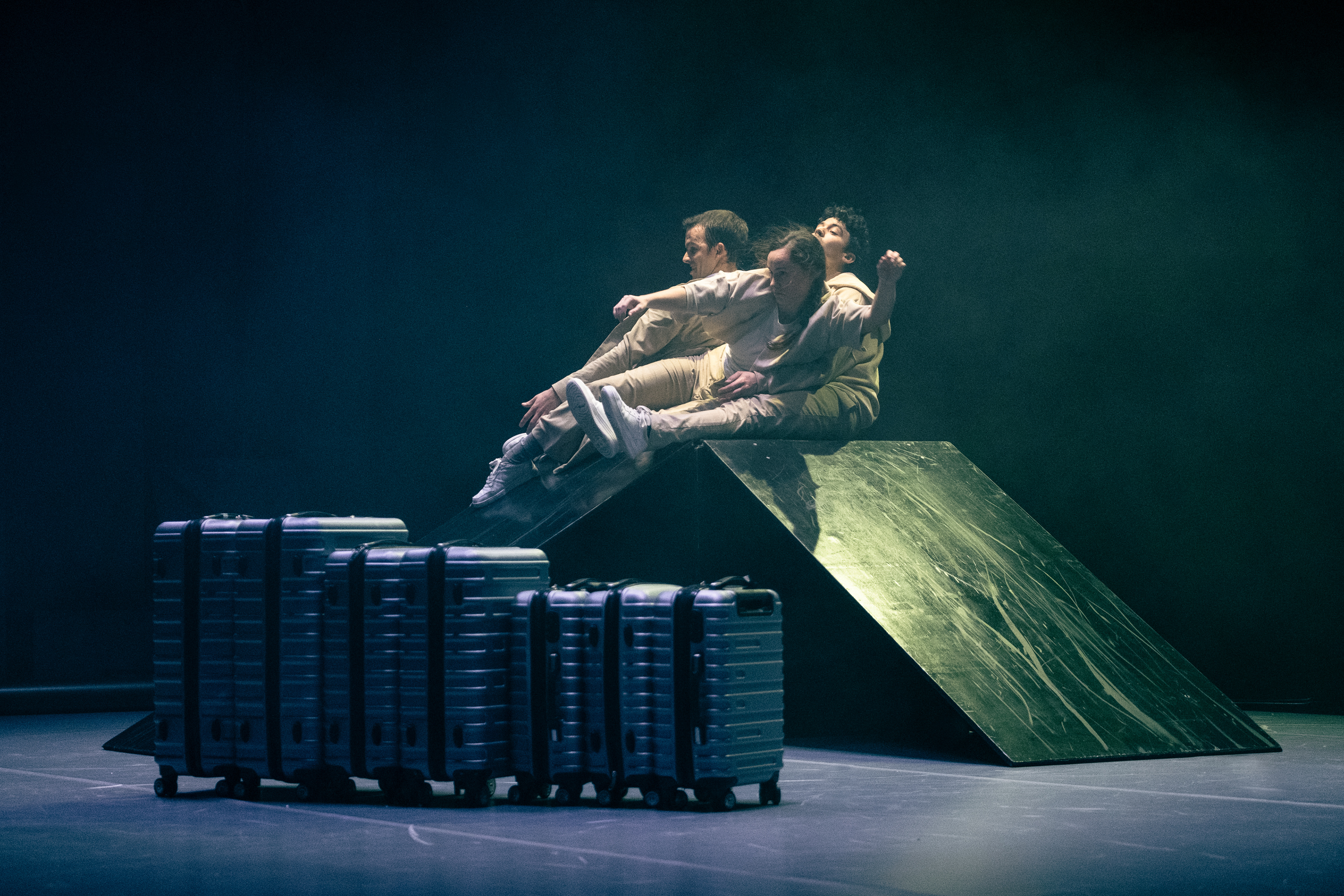 tYhle a kol.: Suitcaseboarding