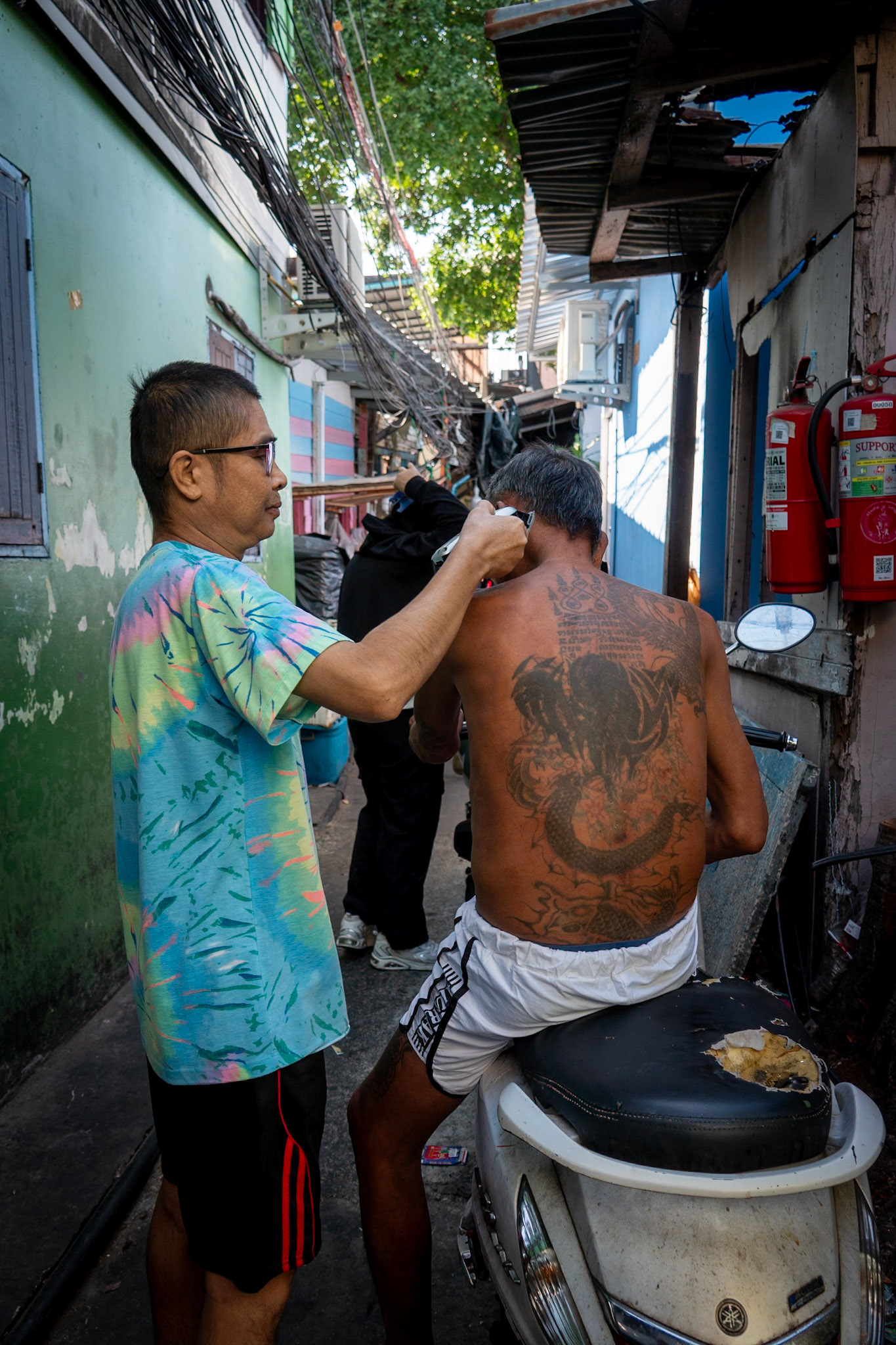 Getting a shave @ Khlong Toei Slum, Bangkok, Thailand