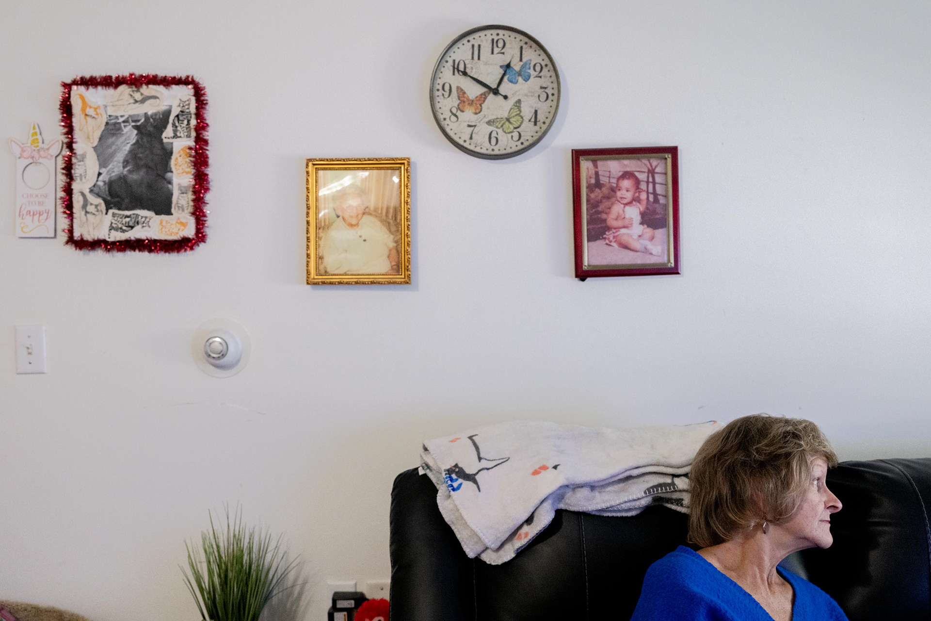 Barbara holds Brenda’s hand as Brenda talks about how much fun they had together when they went out for dinner last week, on Monday, Nov. 3, 2025, in Syracuse, N.Y.