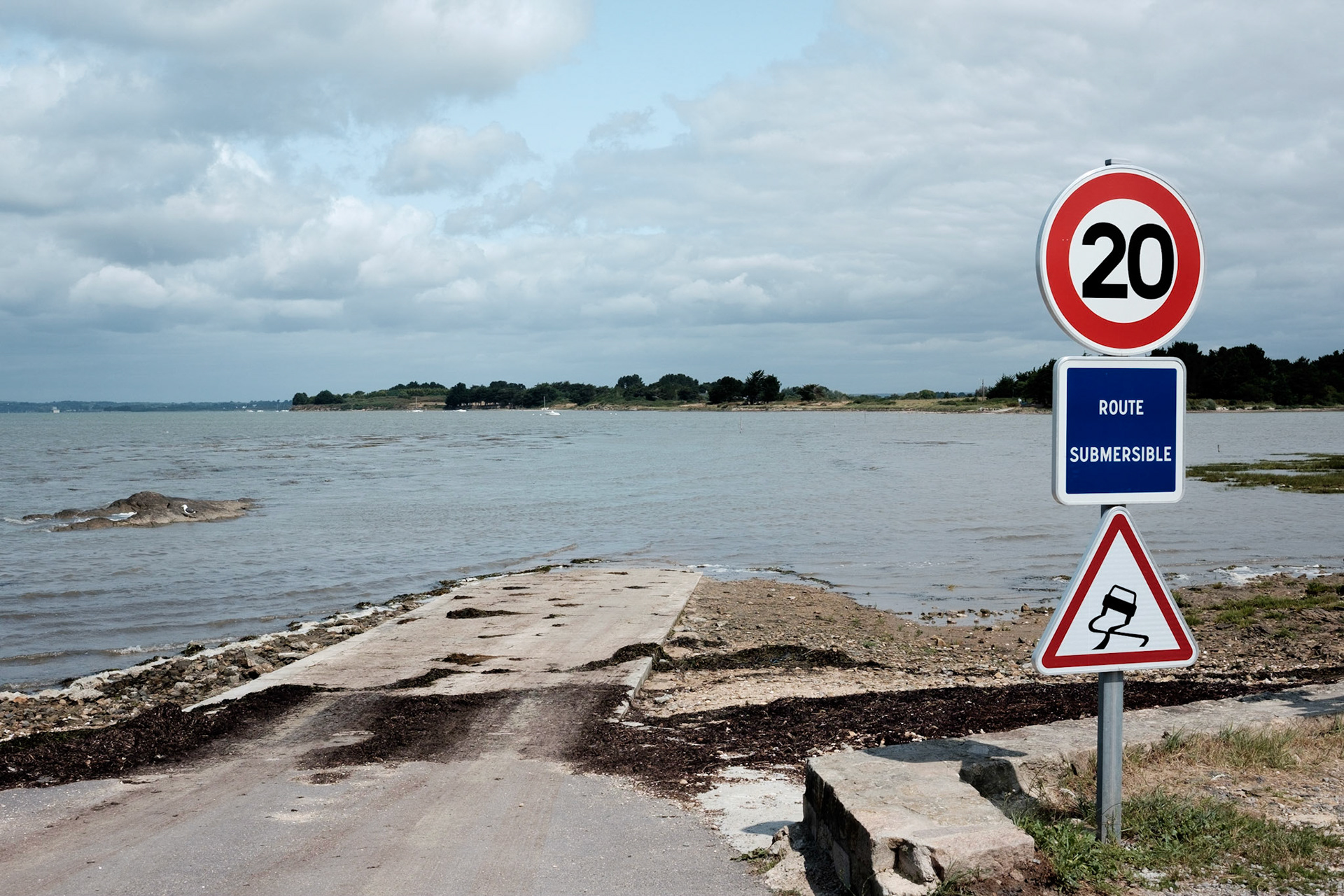 Route inondée. Paysages du Golf de Morbihan, Bretagne, France.