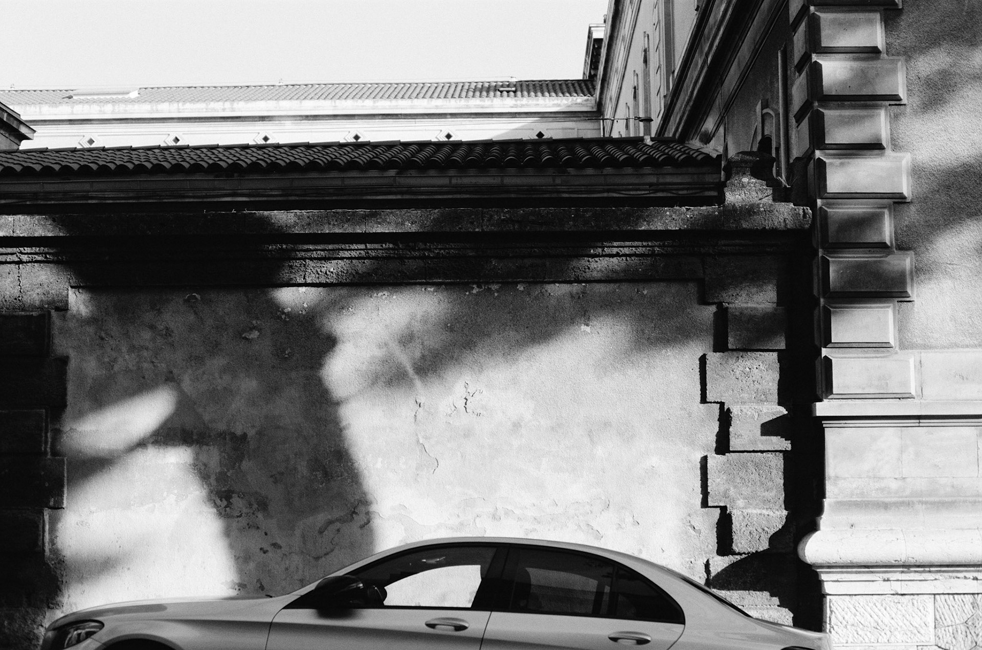 On a garé la voiture   Et on est parie à l'aventure.   L'étui calé dans la ceinture