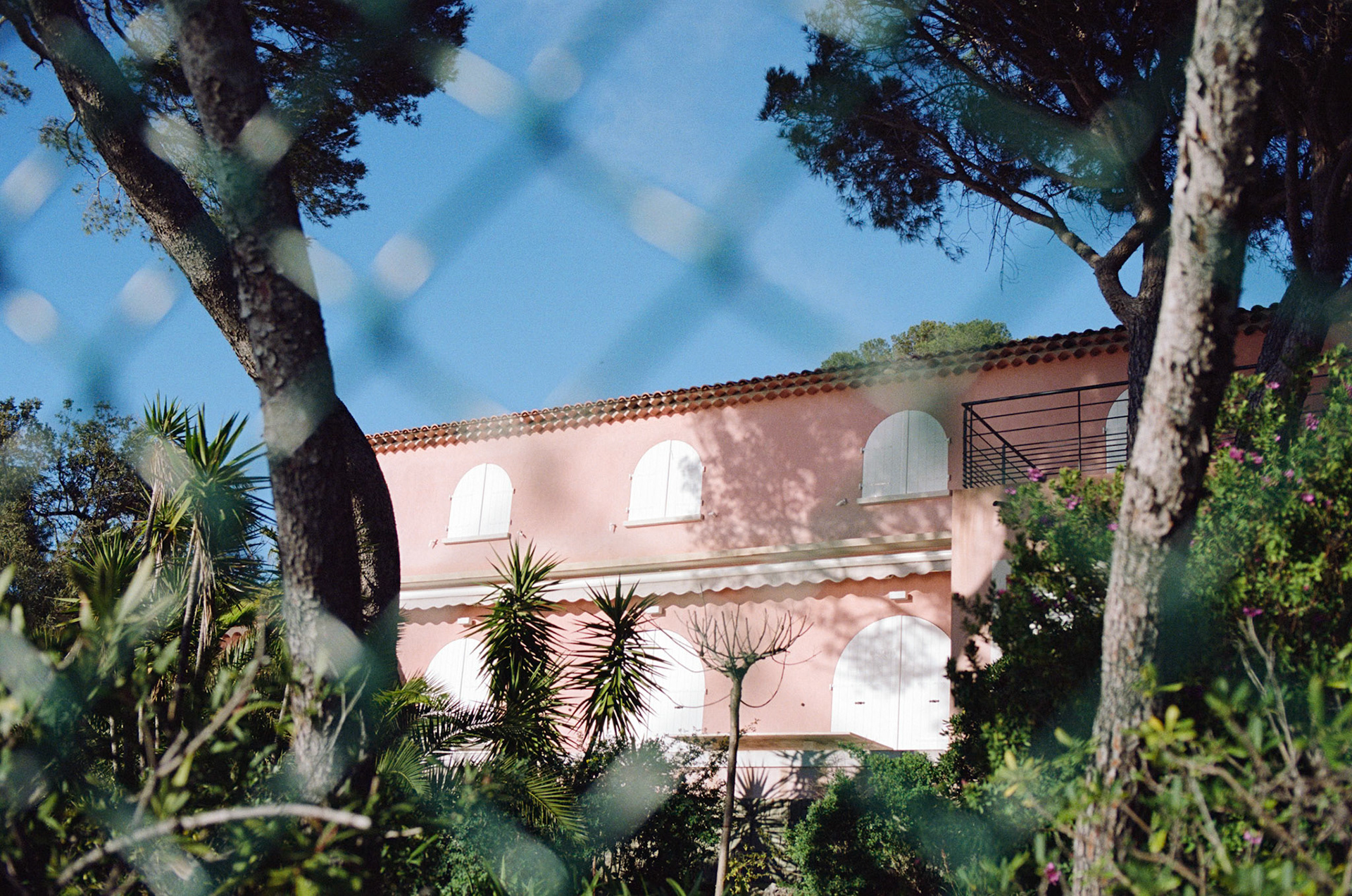 La maison rose aux volets blancs
