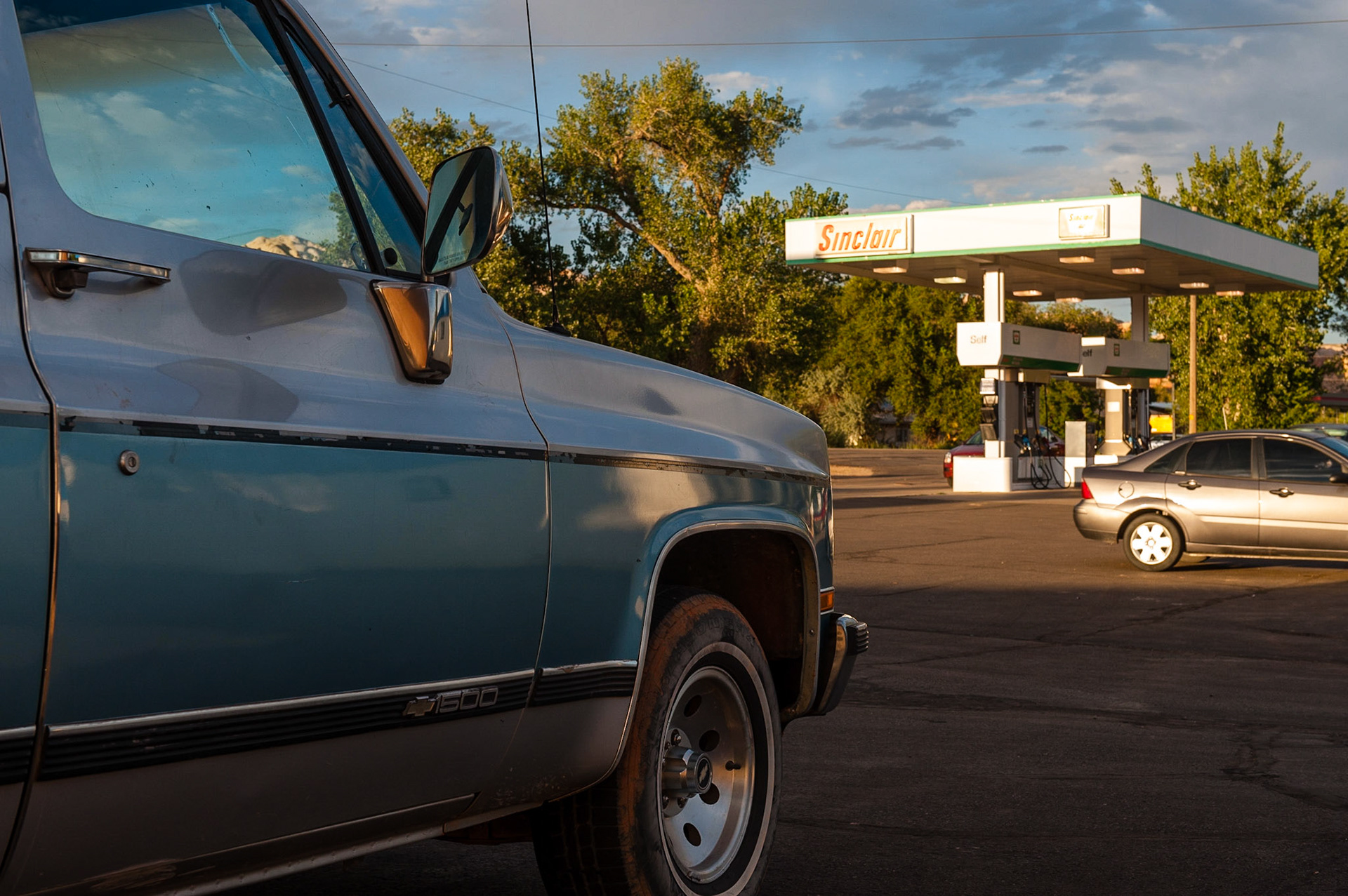 USA, Utah, Bluff. Sation service sur la route de Monument Valley, une voiture au premier plan. A service station, on the road to Monument Valley.
