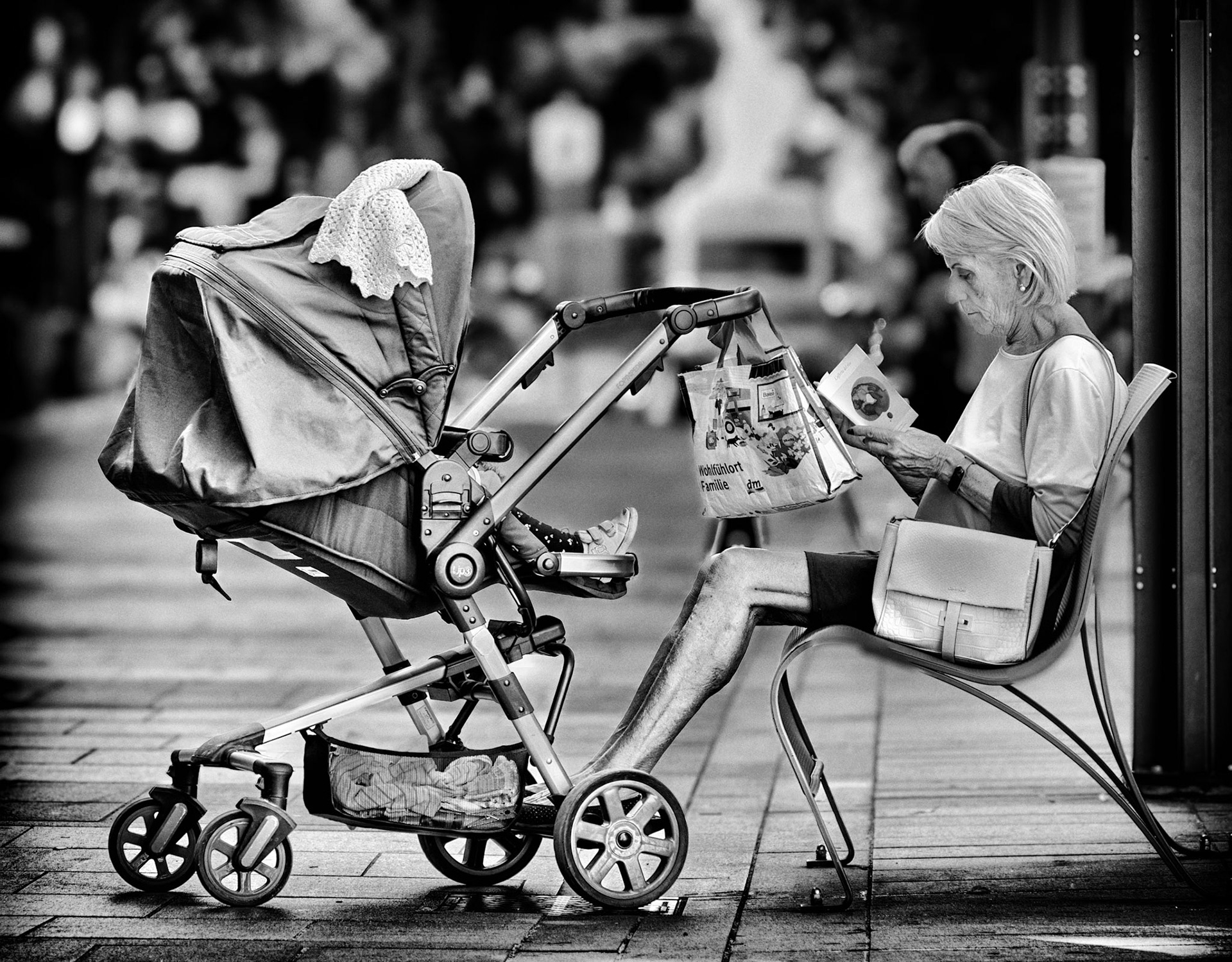 Lady chilling with child by Andy Ainsworth
