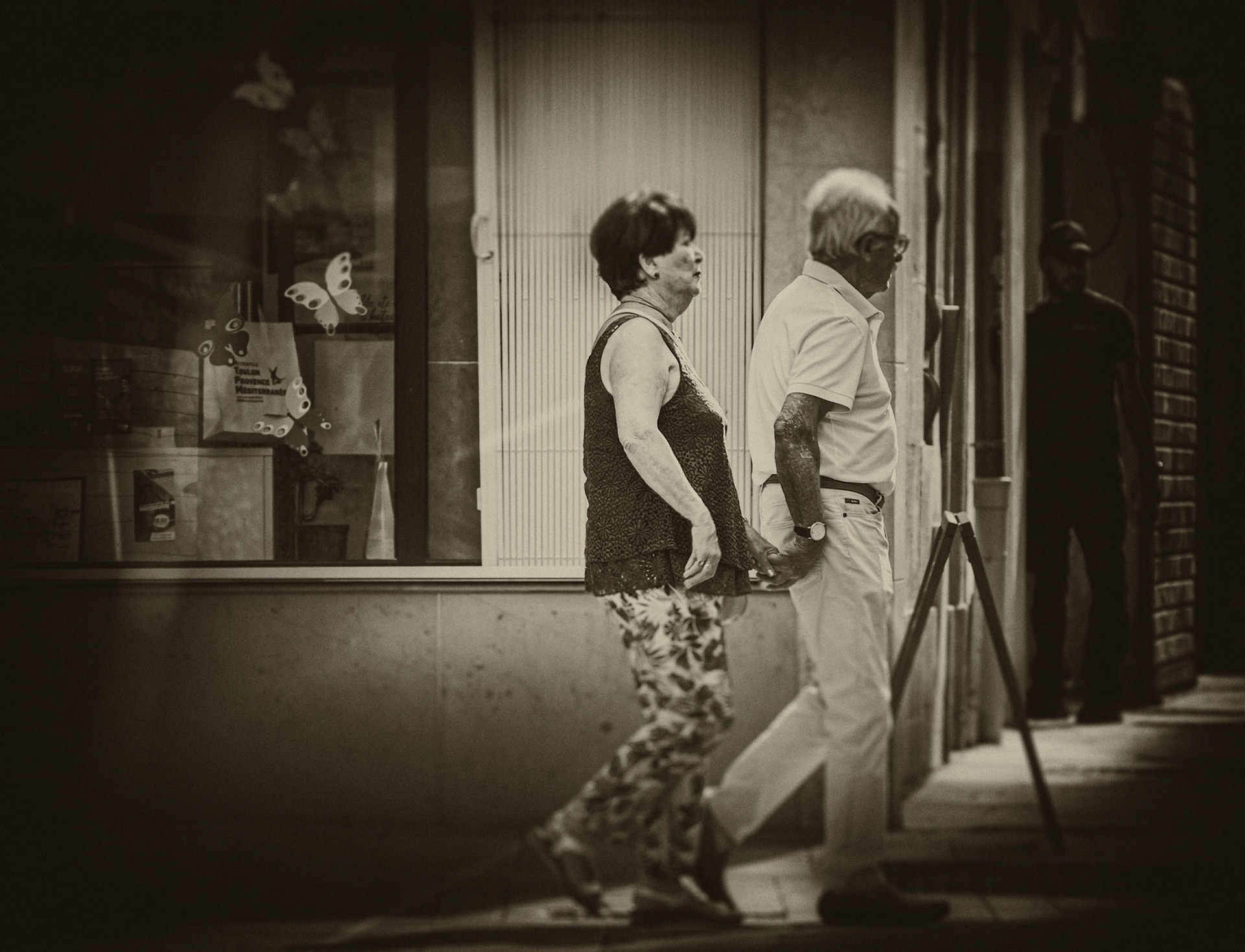 Holding hands by Andy Ainsworth