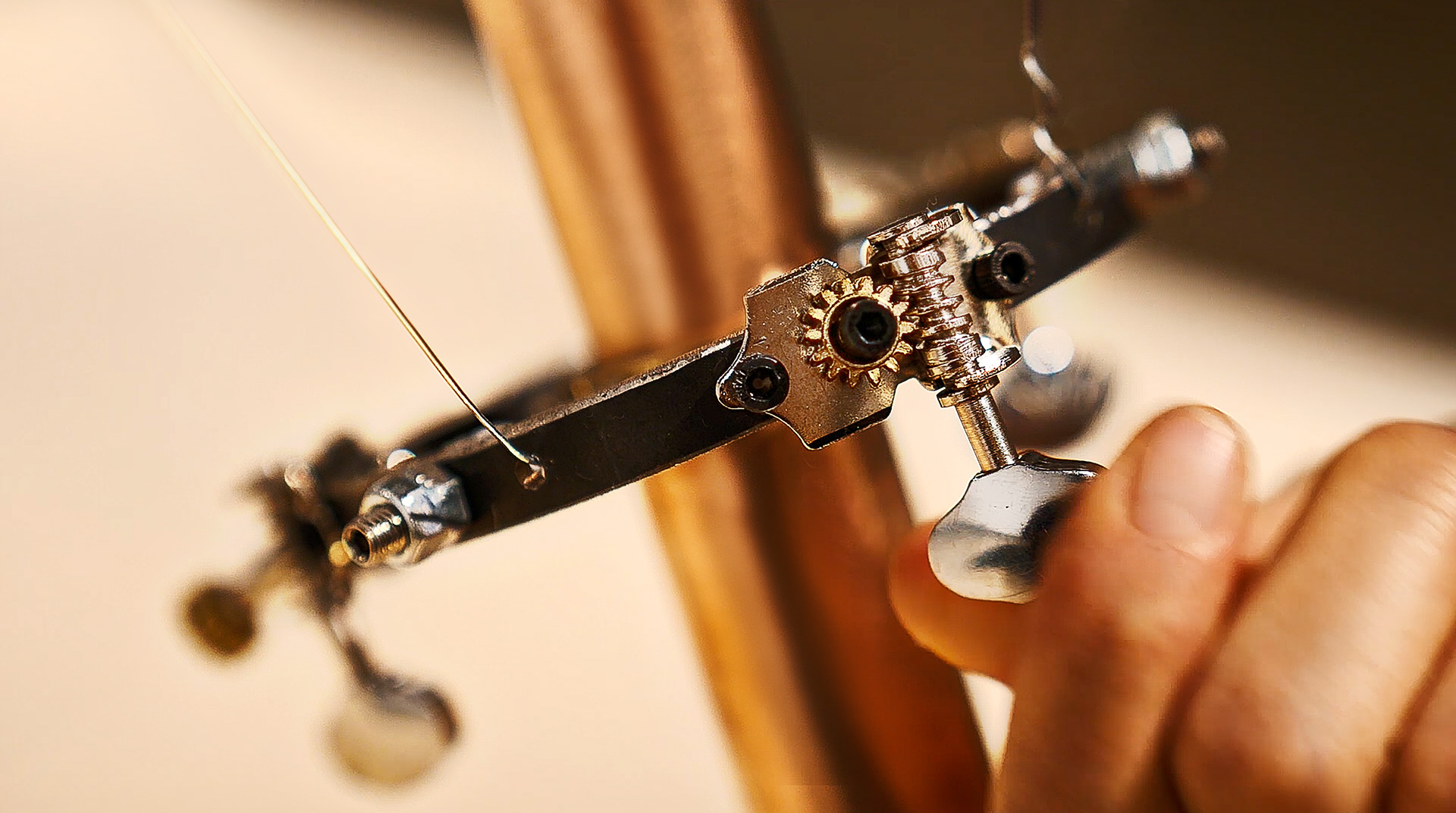 The wires can be tuned with guitar tuning pegs.