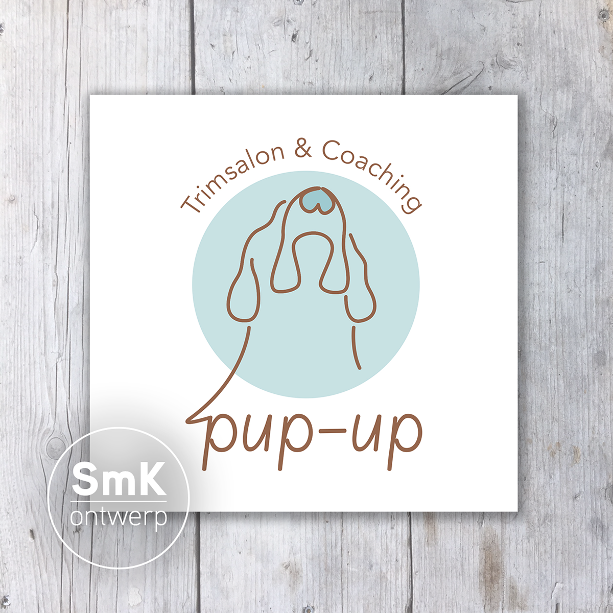 Soms vallen alle puzzelstukjes precies op hun plek ✨ Voor een nieuw op te richten trimsalon/coachingpraktijk mocht ik dit logo ontwerpen. De basis? Frodo 🐶 — met liefde vastgelegd door zijn eigenaresse, aan de hand van mijn schets en aanwijzingen. De wens was om de unieke, tweekleurige ogen van Frodo terug te laten komen in het ontwerp. Met het pipetje in Photoshop heb ik de exacte tinten gekozen… en weet je wat zo bijzonder is? Toen ik daarna om me heen keek in mijn werkkamer, zag ik precies dezelfde kleuren overal terug. Alsof het zo moest zijn 💫 Een ontwerp met een verhaal, persoonlijkheid én betekenis — daar word ik blij van. Ben jij ook op zoek naar een logo dat écht bij jou (en jouw verhaal) past? Stuur me gerust een berichtje, ik denk graag met je mee! 