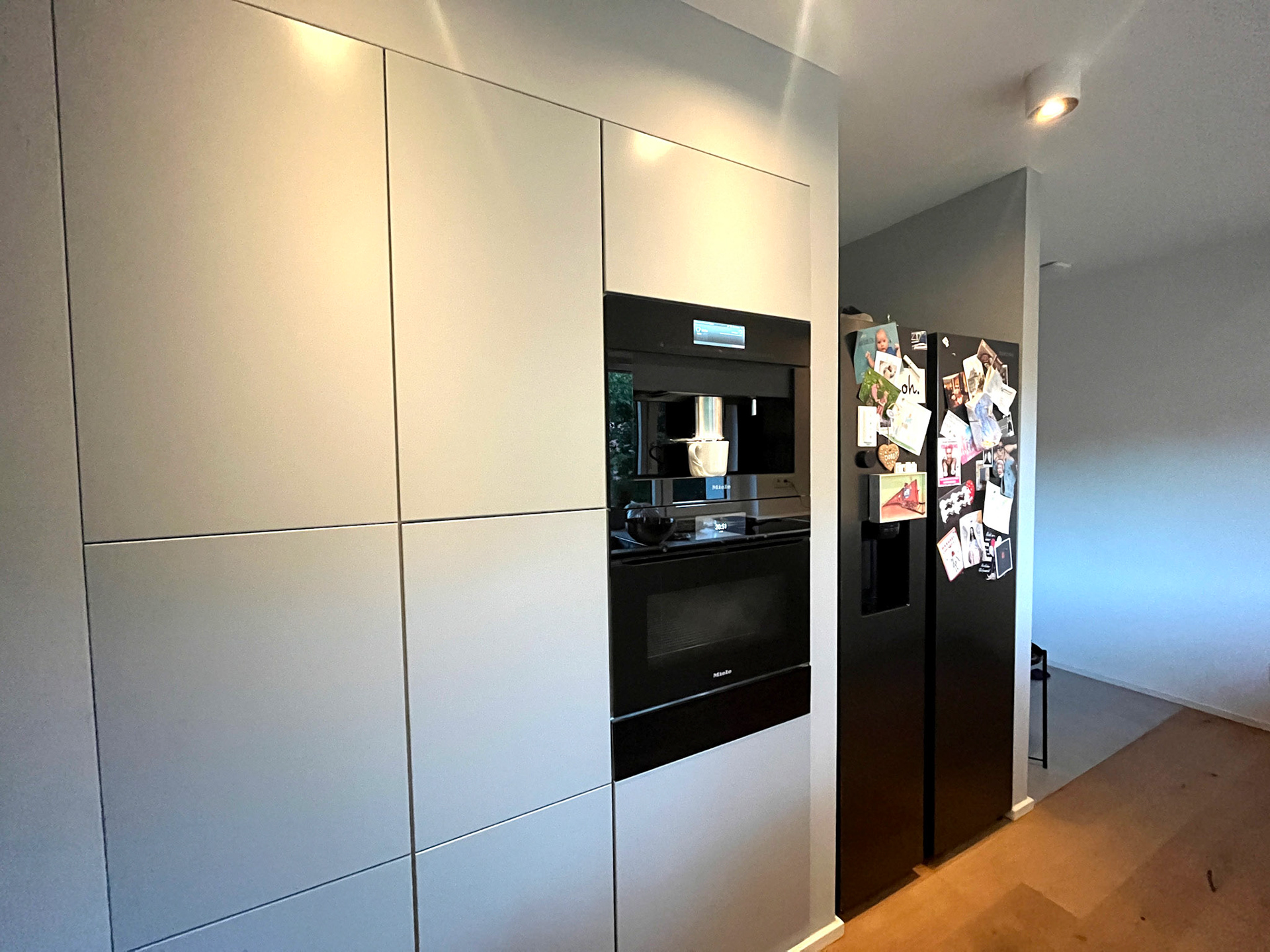 Kaffeepoint und großer Kühlschrank