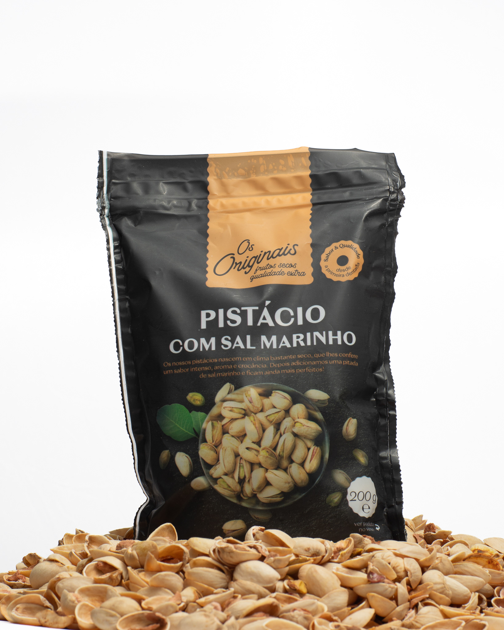 A simple product image from which numerous high-quality product images can be generated quickly and cost-effectively.