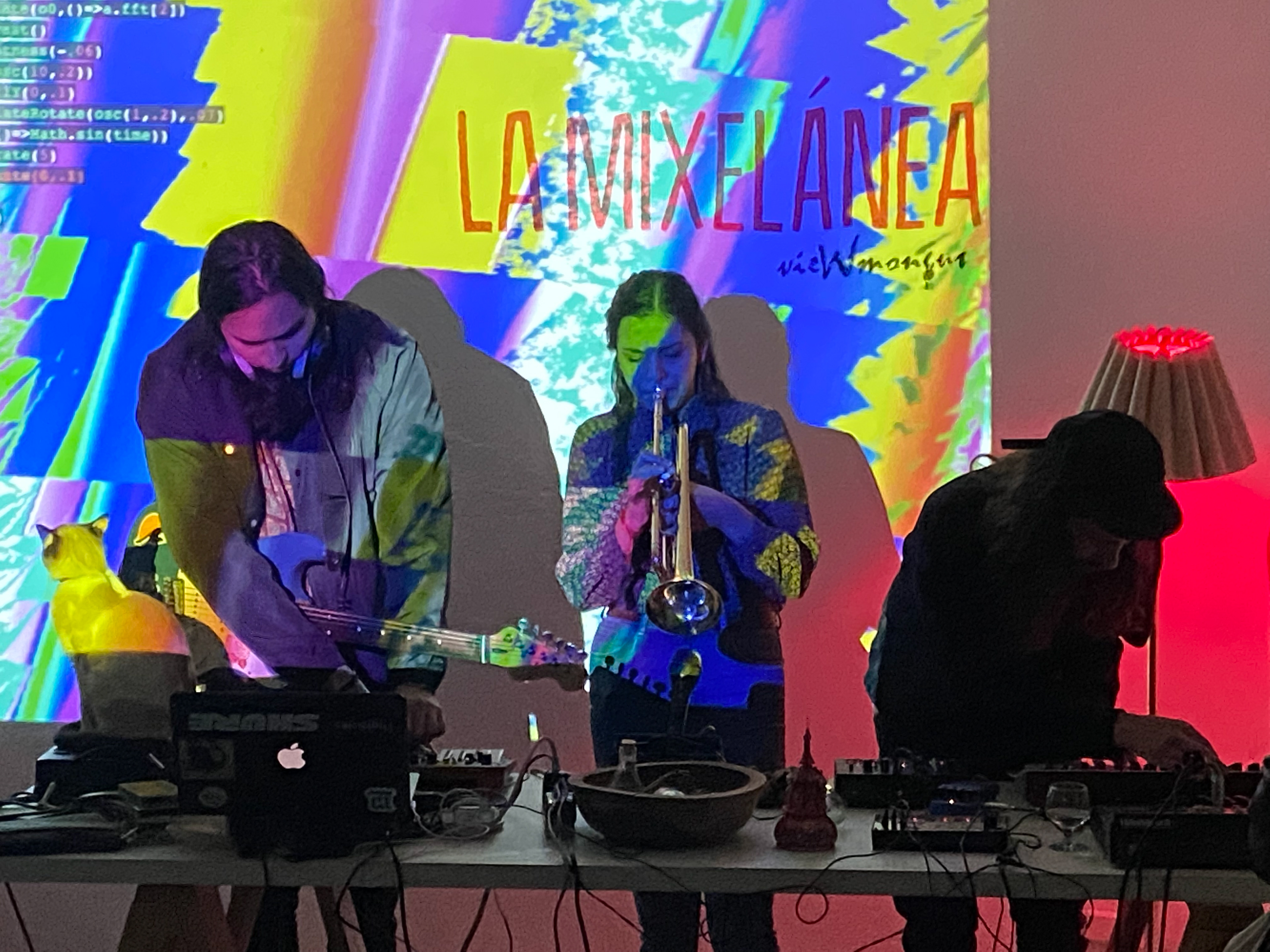 Presentación musical en el marco de la exposición "LA MIXELÁNEA" de Juan Pablo "Viewmongus" Estévez en Frecuencias Emergentes (Proyecto Táctica, 2021). . 