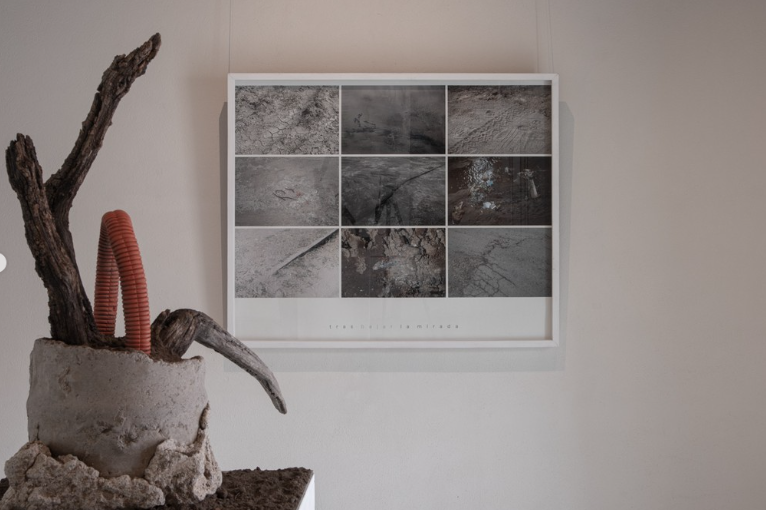 Detalle del montaje de la exposición y obra de Rodolfo Suárez-Montesinos en la galería Munive Arte Contemporáneo (Tlaxcala, 2021). 