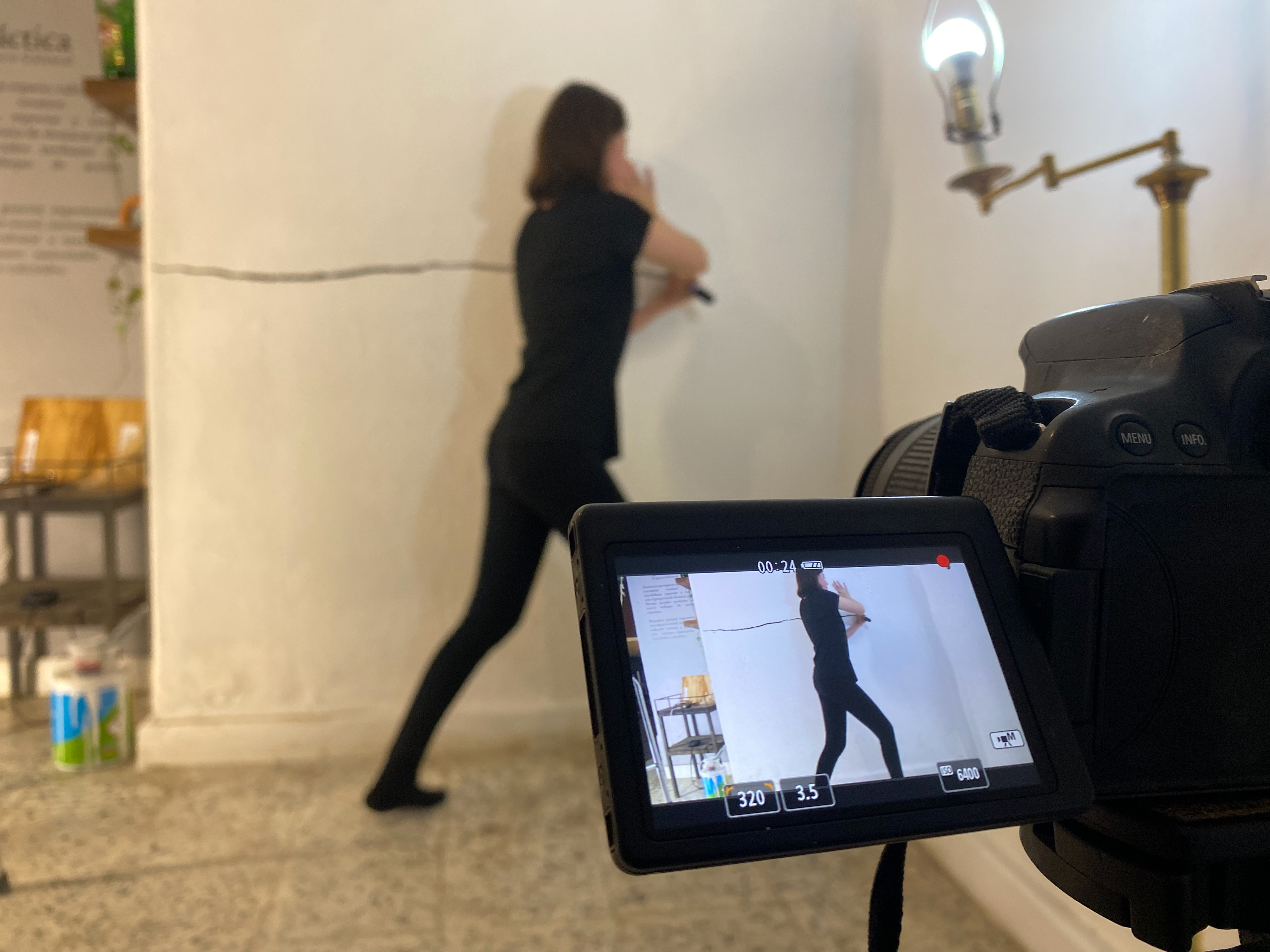 Proceso de videomaping con la artista Nur Mata para el montaje de su exposición (des)equilibrios en Proyecto Táctica (Puebla, 2021).