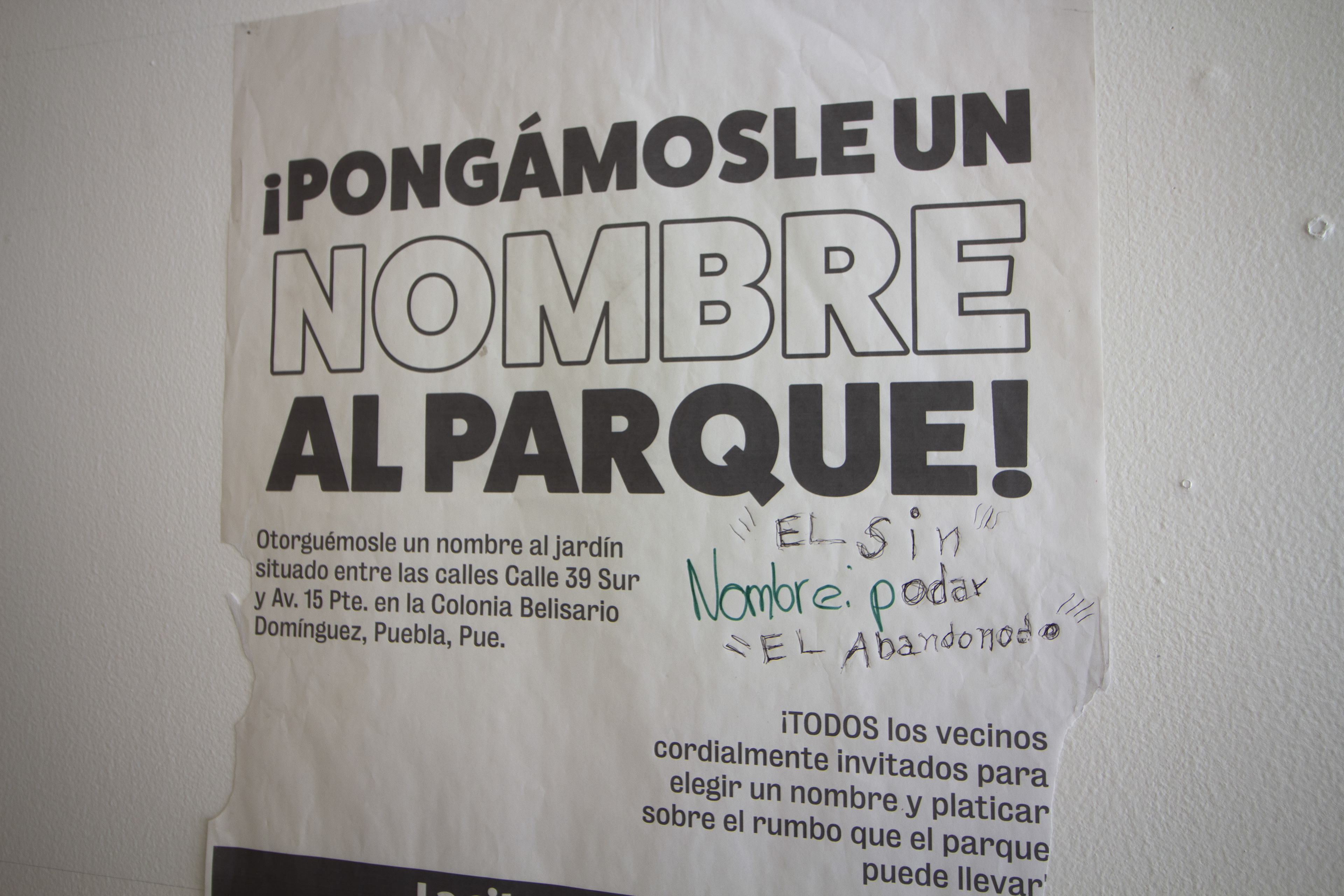 Carteles de convocatoria realizados por el artista e intervenidos por transeúntes.
