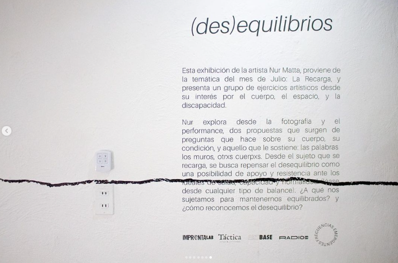 Detalle del montaje de la exposición y texto curatorial de "(des)equilibrios" de la artista Nur Mata parte del programa Frecuencias Emergentes (Proyecto Táctica, 2021). 