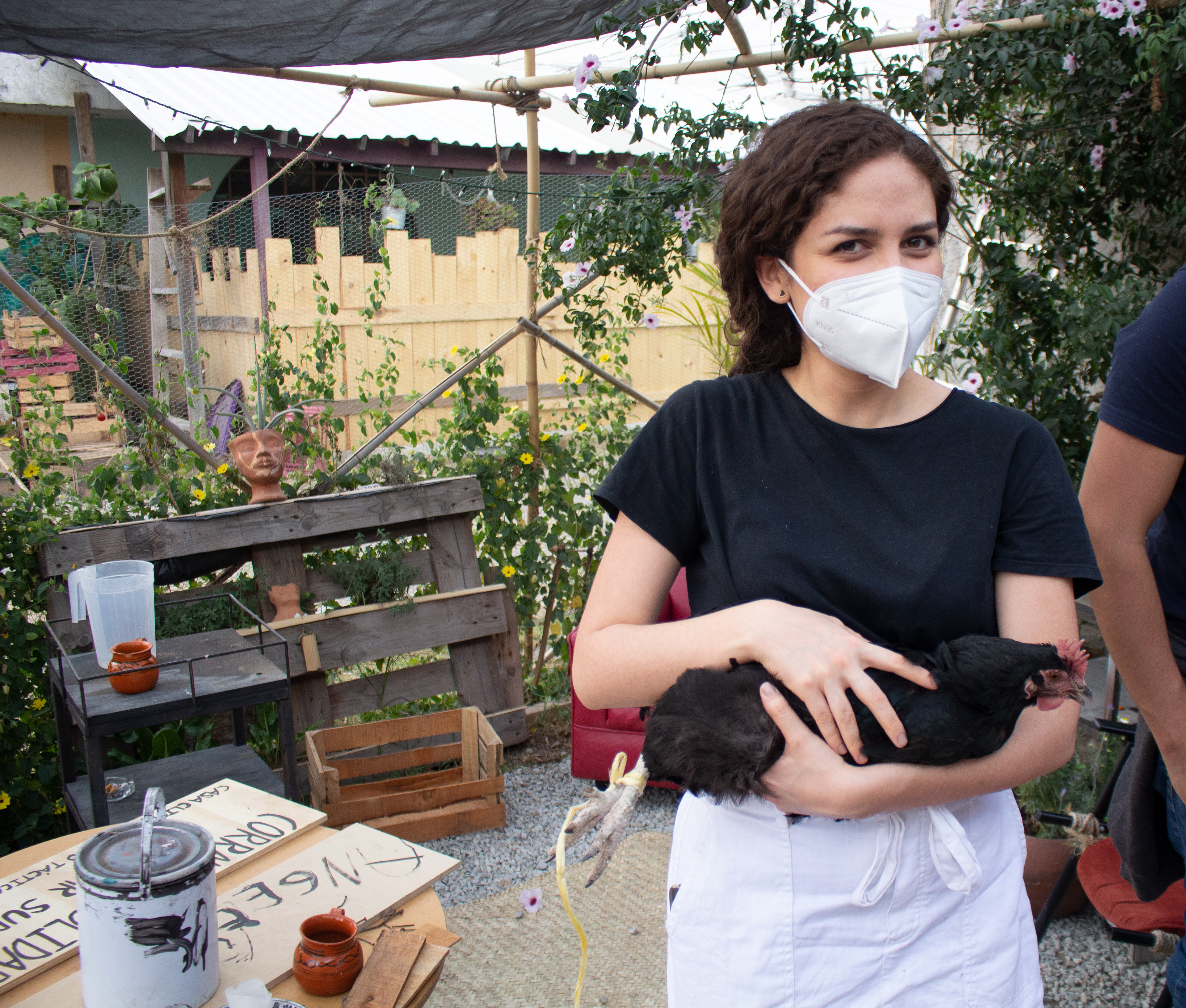 Artista María José Benítez en la actividad "Corrales solidarios" organizada en colaboración con Sr. Click y Proyecto Táctica (Frecuencias Emergentes, 2021).  