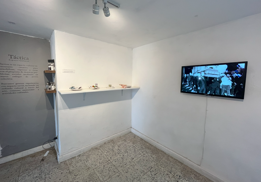Montaje de la exposición del "Anti-archivo" en la galería de Proyecto Táctica (Puebla, 2021). 