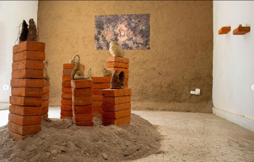 Montaje de la exposición "Potencias del contacto" de Marcela Roldán parte del programa Frecuencias Emergentes (Proyecto Táctica, 2021). 