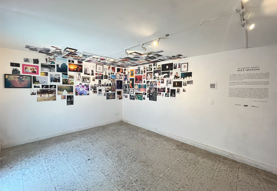 Montaje de la exposición del "Anti-archivo" en la galería de Proyecto Táctica (Puebla, 2021). 