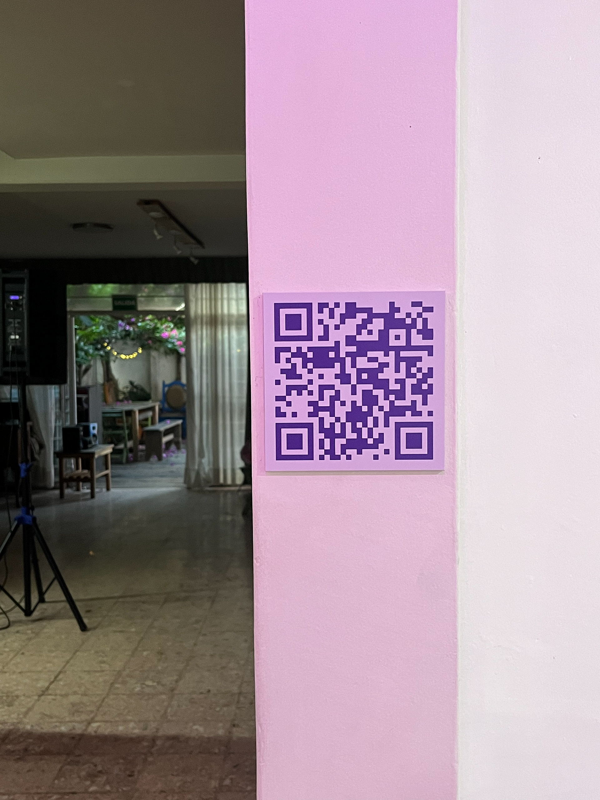 QR que dirige a la escucha del álbum "Sin Uds No Soy Nada" de Luisgusting en plataformas de streaming.