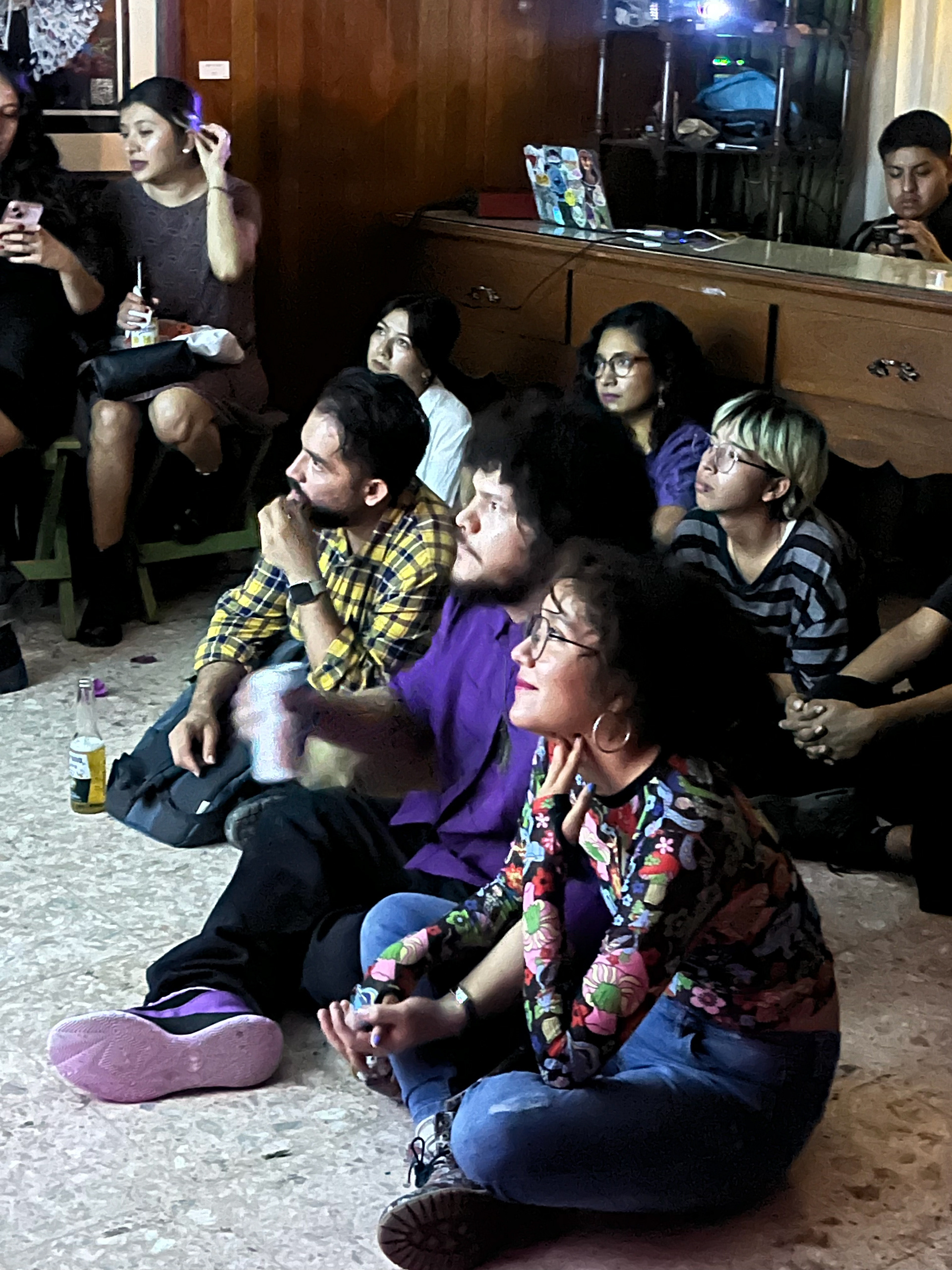 Asistentes de la primera escucha del álbum y vista de los videoclips oficiales creados por diversos artistas audiovisuales de Oaxaca (disponibles en YouTube). 