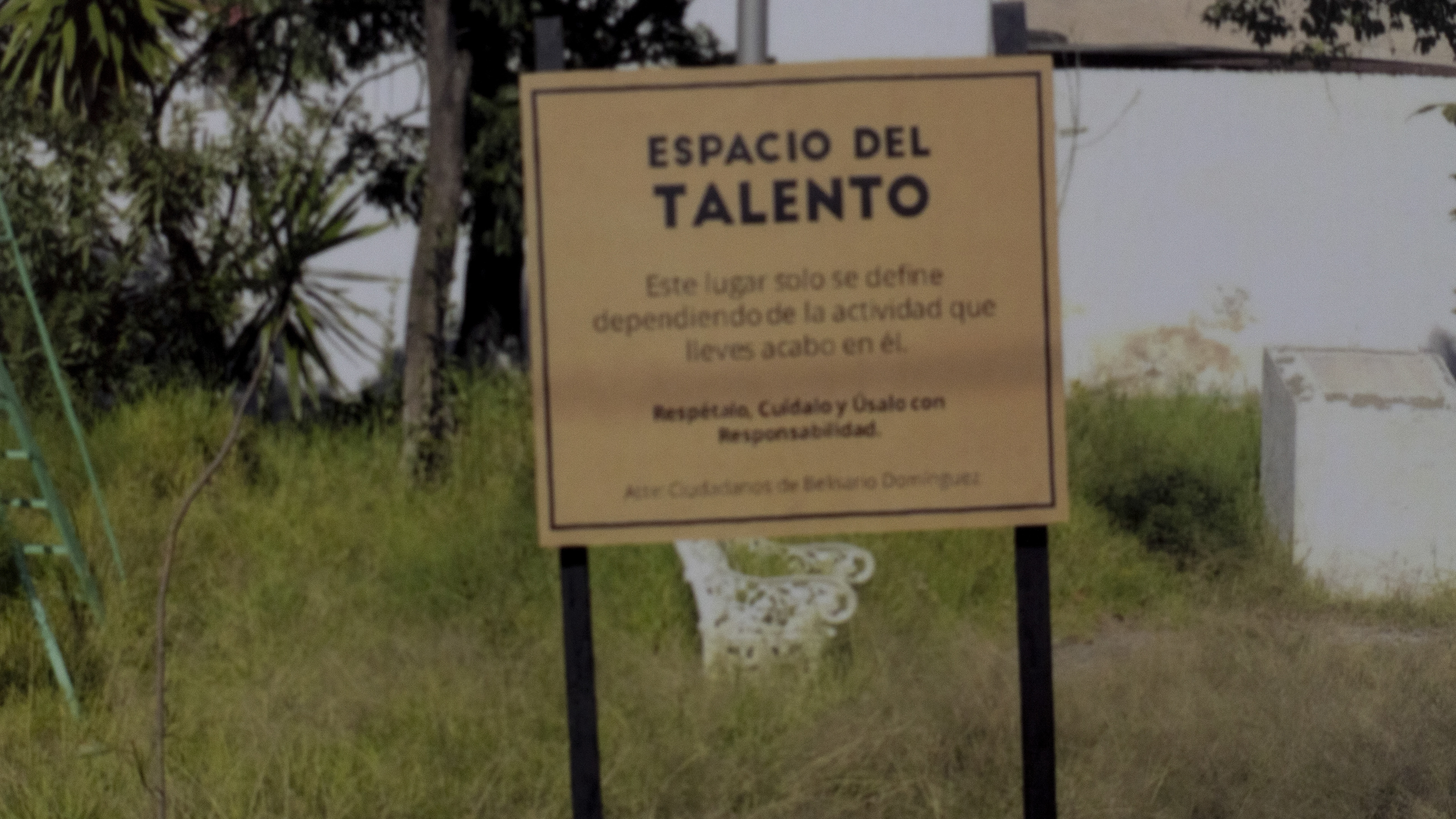 Fotografía del letrero instalado en el parque abandonado que proclama el nombre del lugar "Espacio del Talento" propuesto por la junta vecinal a través de una convocatoria y 36 firmas ante la falta de registro del inmueble en el Catastro y el Registro Publico de Parques y Jardines de Puebla, 2019. 