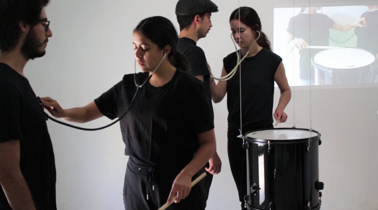 Registro por Robelo Zerón del performance realizado por la artista María José Benítez en el marco de su exposición (Proyecto Táctica, 2021).