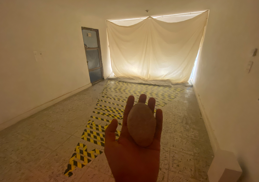 Performance y montaje de la exposición "Lánzame con Furia" del artista Armando Cuspinera en Proyecto Táctica (Puebla, 2021). 