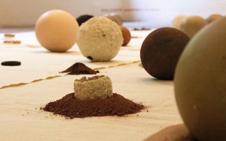 Detalle de la obra presentada en la exposición "Esferas íntimas" de Marcela Roldán en Casa Ceniza (Guadalajara, 2021). 