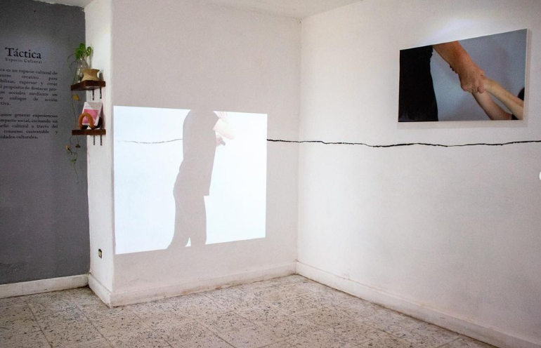 Montaje de la exposición "(des)equilibrios" de la artista Nur Mata parte del programa Frecuencias Emergentes (Proyecto Táctica, 2021). 