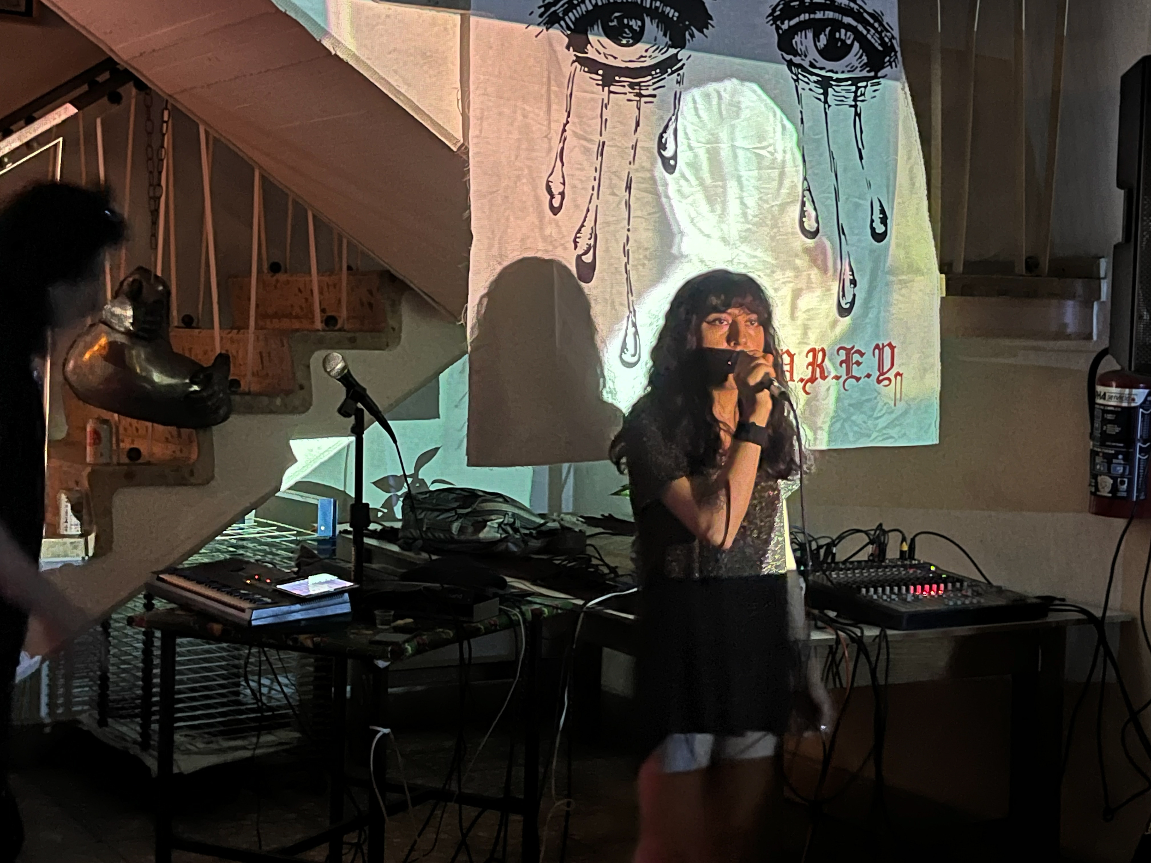 Presentación musical de "Pray" durante la primera escucha del álbum musical. 