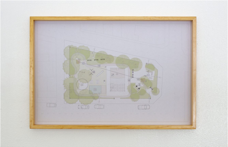 Fotografía de la pieza "Arquitectura del Deseo", plano arquitectónico y 14 bocetos elaborados por los colonos, Puebla, 2019.  