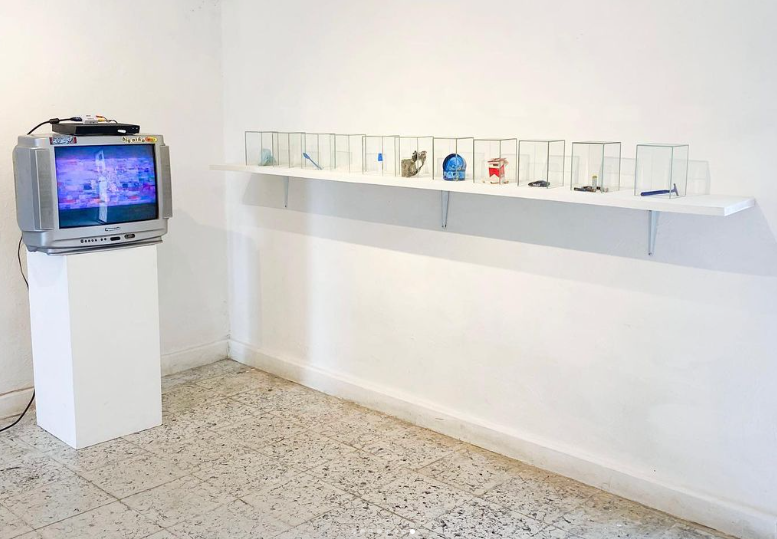 Montaje de la exposición "Hiperobjeto: Una mirada hacía el futuro..." de Iván Ecatl parte del programa Frecuencias Emergentes (Proyecto Táctica, 2021). 