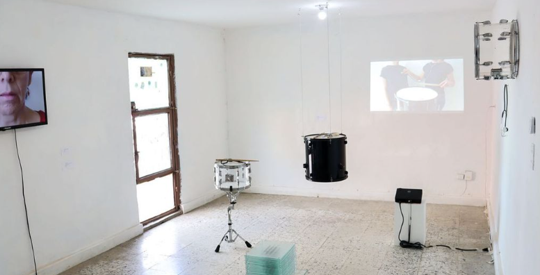 Montaje de la exposición "Volumen al Silencio" de María José Benítez parte del programa Frecuencias Emergentes (Proyecto Táctica, 2021). 