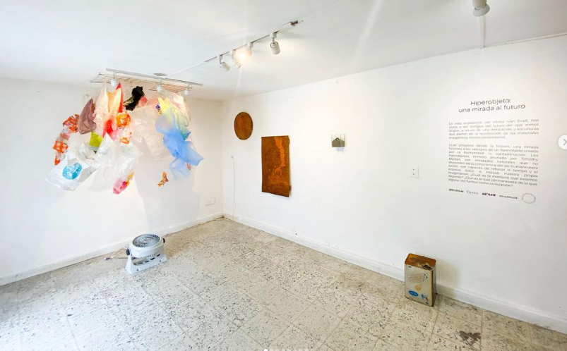 Montaje de la exposición "Hiperobjeto: Una mirada hacía el futuro..." de Iván Ecatl parte del programa Frecuencias Emergentes (Proyecto Táctica, 2021). 