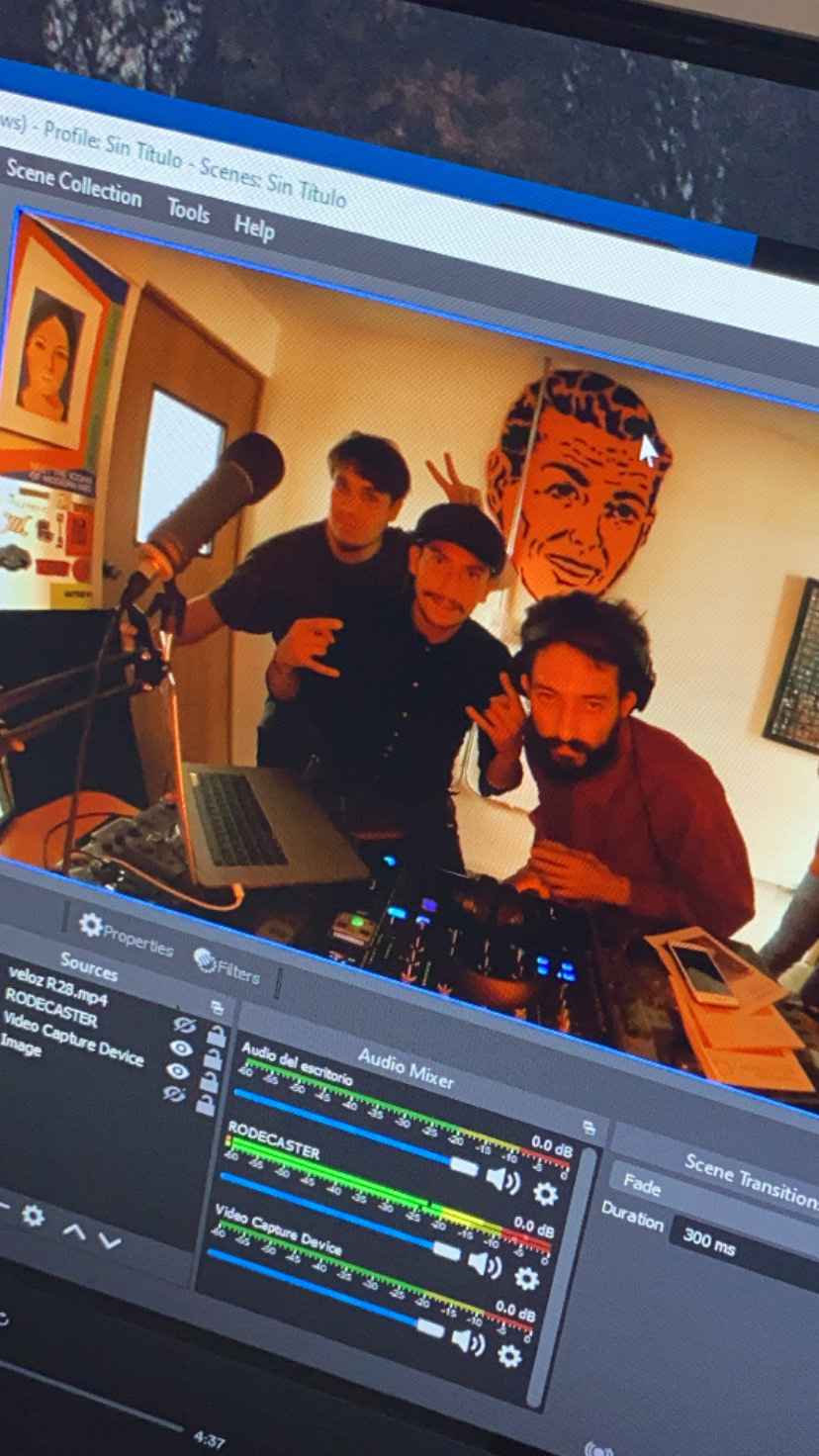 Fotografía donde puede verse a Robelo Zerón, Rodrigo Rosas y Viewmongus en la cabina de Radio 28, grabado el programa del mes de Frecuencias Emergentes (Puebla, 2021). 