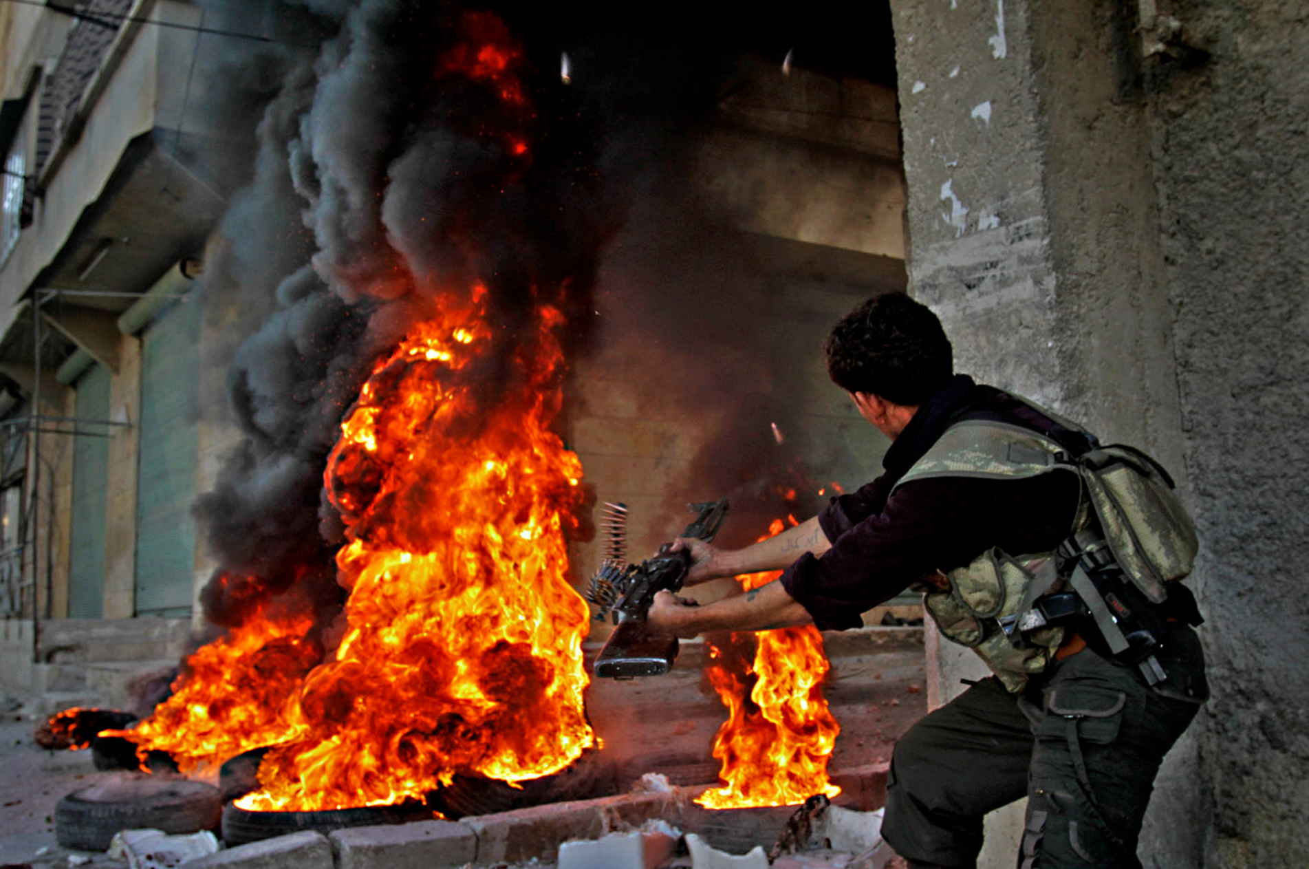 Atencion a detalles - los sicarios no son soldados profesionales. Por ende, NO APUNTAN cuando disparan siempre. En su mayoria, tiran sin ver en las esquiinas y sobre los carros. 