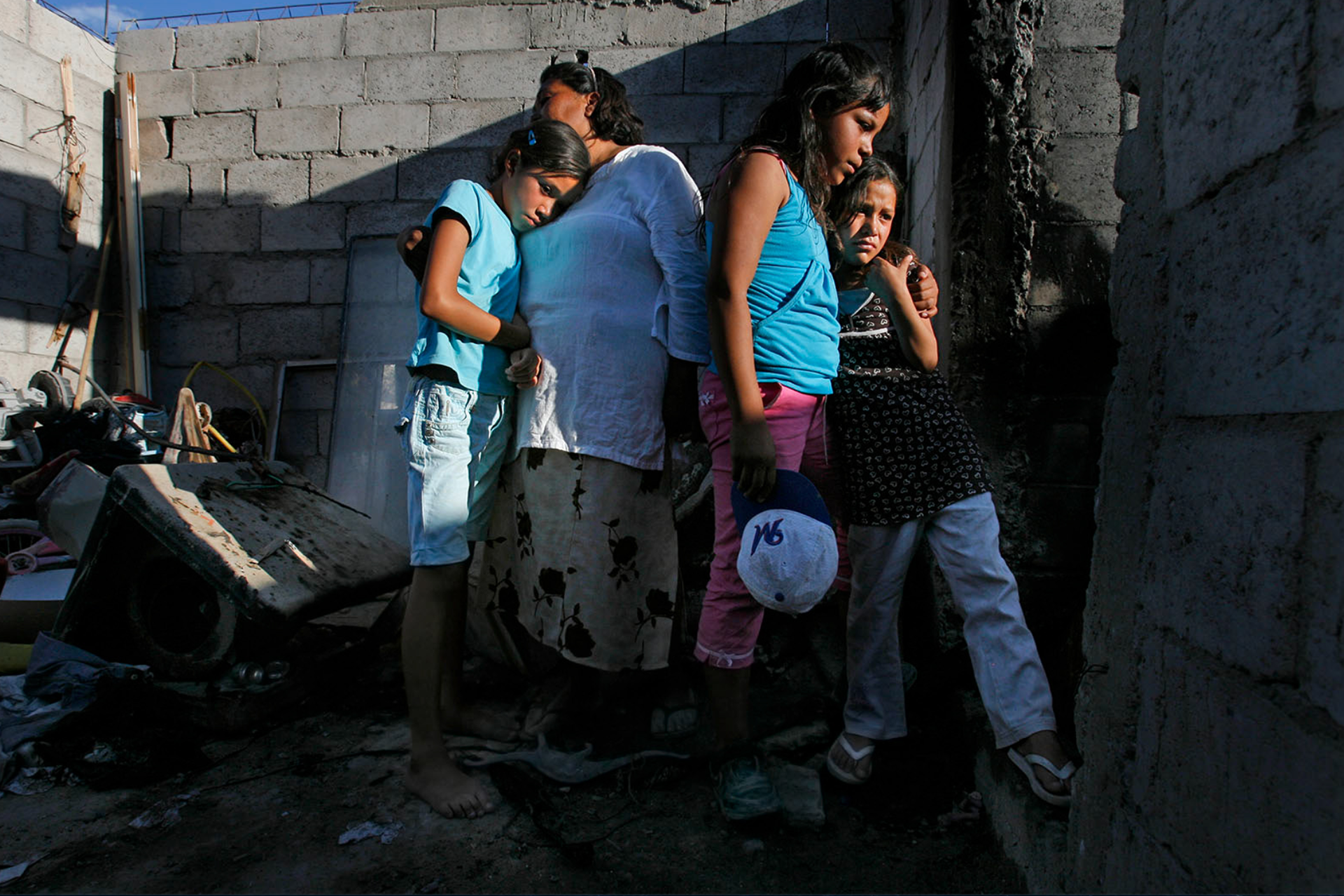 La gente civil es la que mas paga los platos rotos