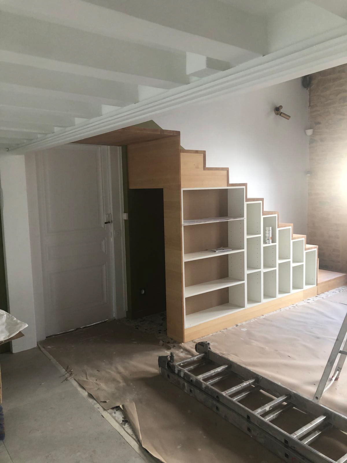 Rangement sous escalier (en cours de pose)