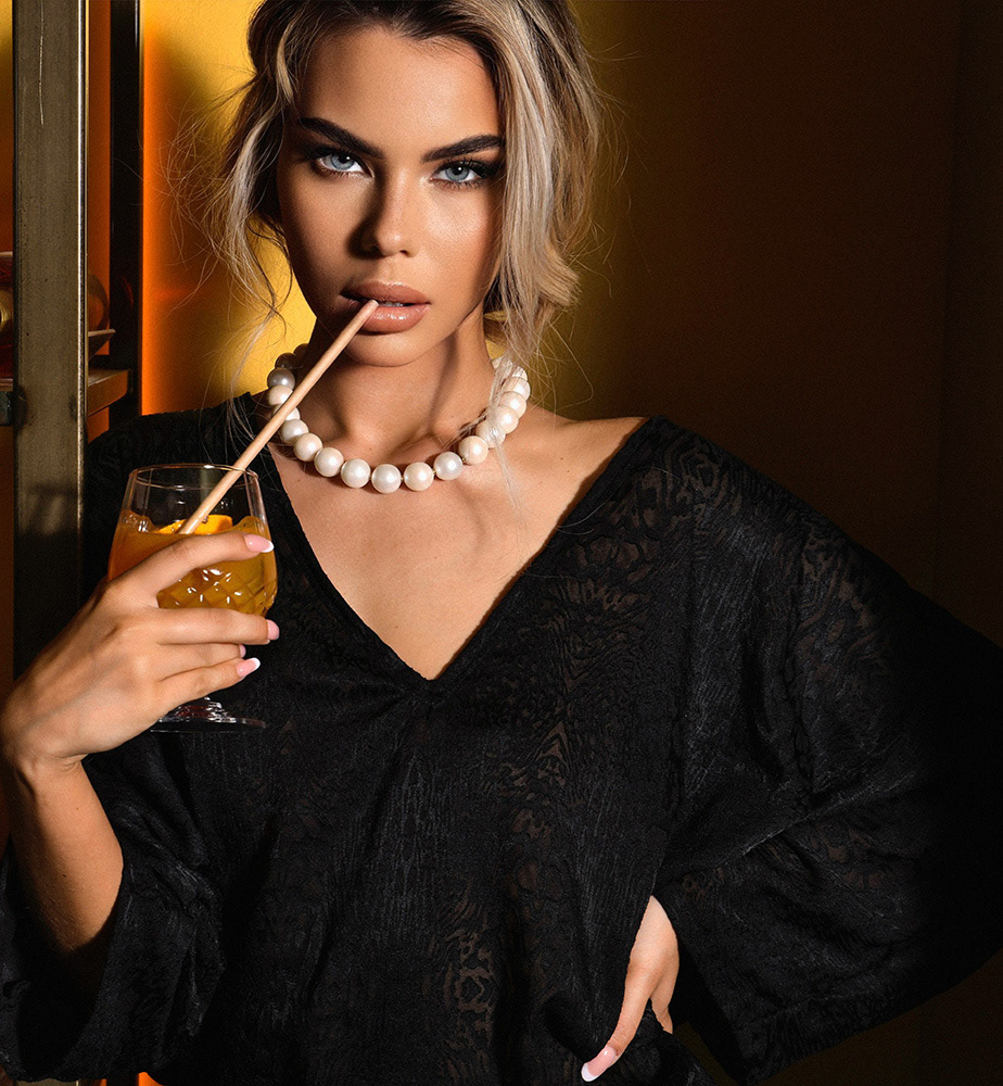 Couture @lionel_gonis.couture.paris samantha_herlaud @digarbo Production @agence_de_communication__s_ Direction artistique @si_gna_ture_ Assistant stylisme @adrienwalz Make up @elsaa.makeupartist Hair @kelig.hairstudioparis Post production @n.jproduction