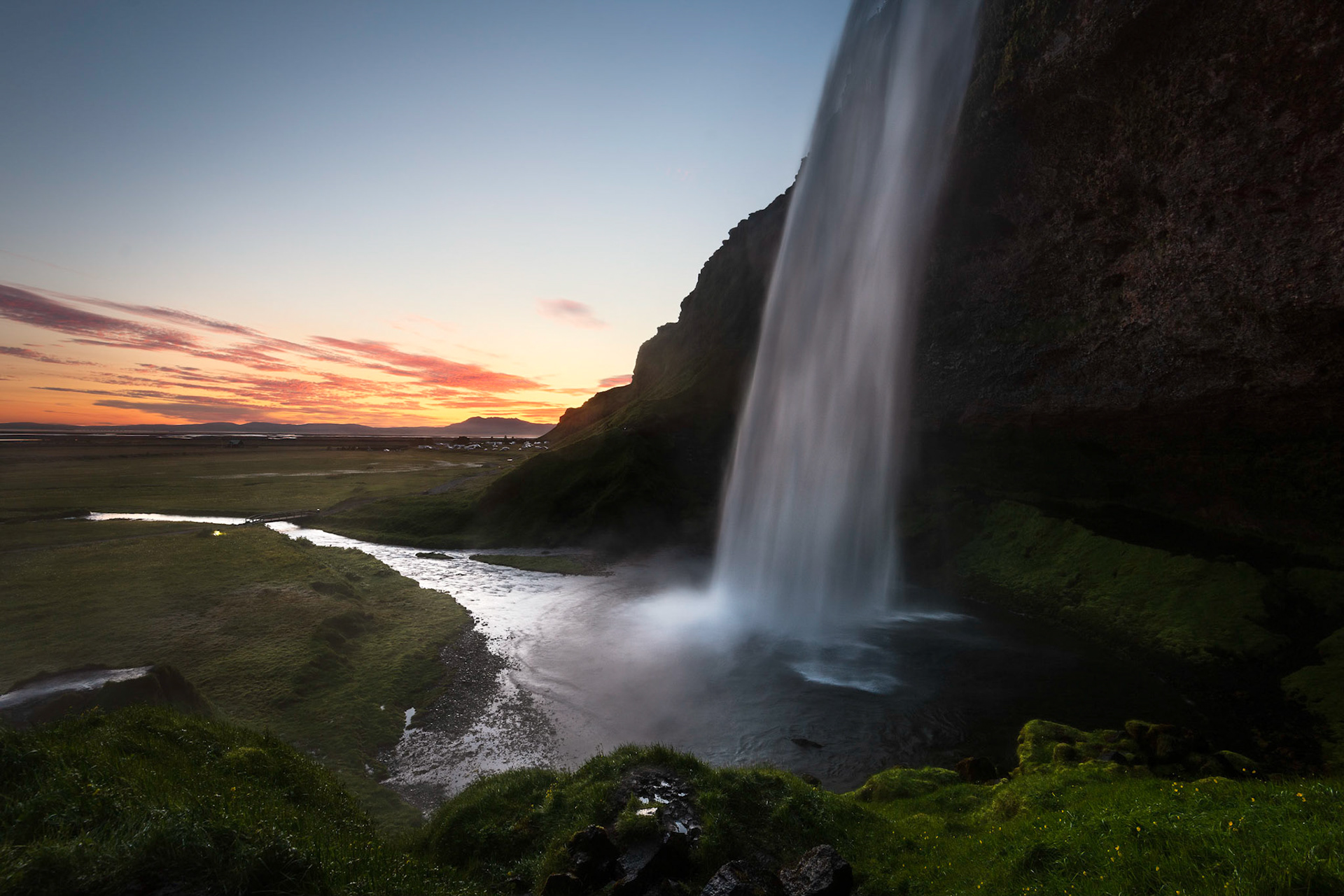 Um amanhecer em Seljalandsfoss, mais uma bela cachoeira de nome difícil da Islândia.