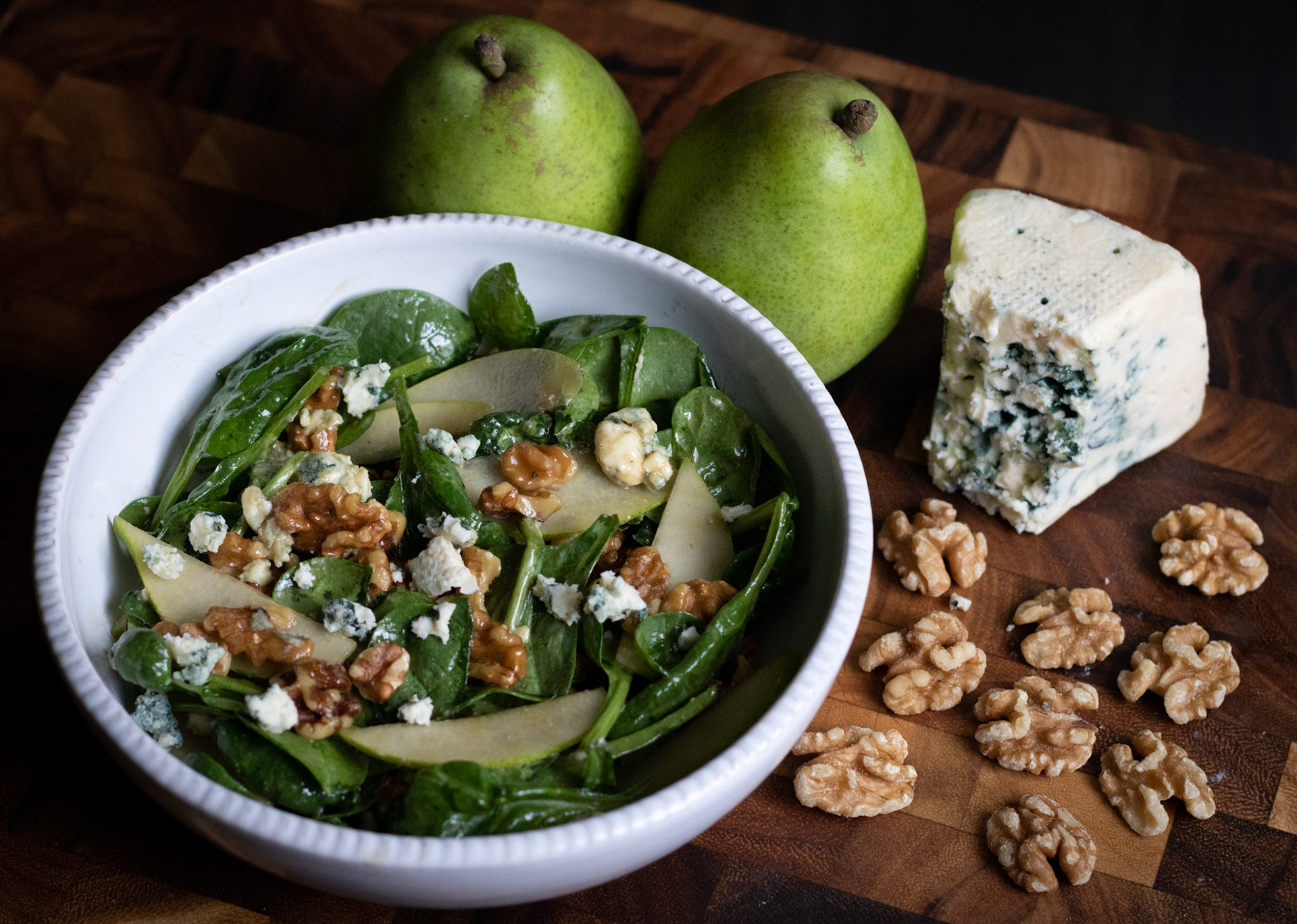 spinach salad with pears, gorgonzola, and walnuts