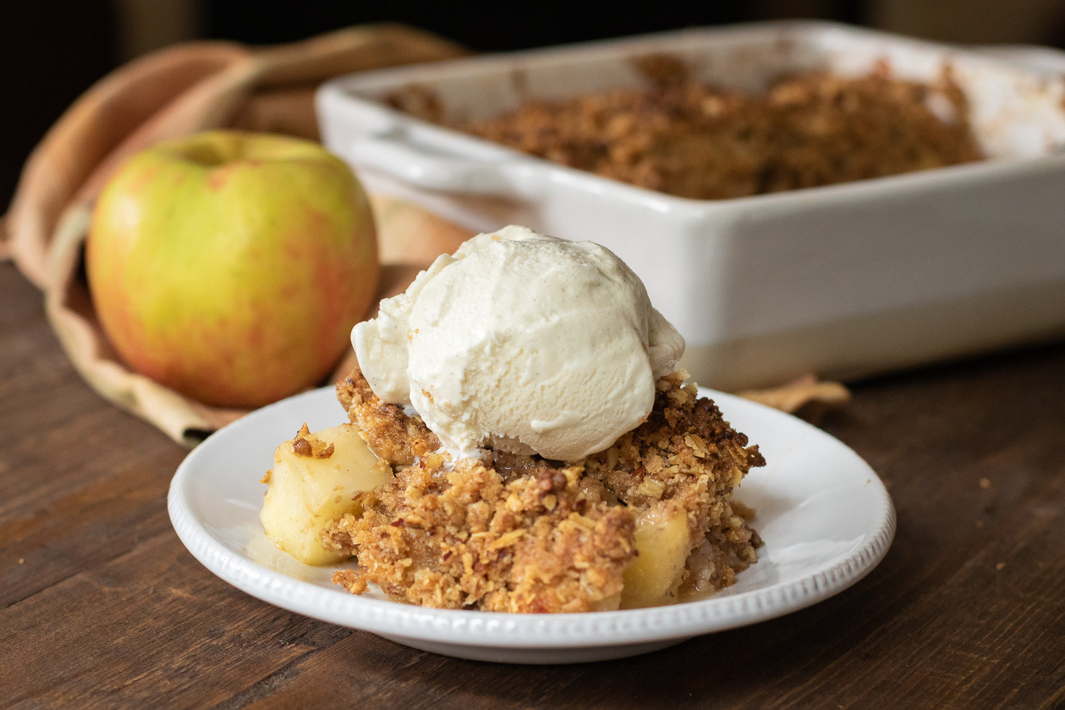 apple crisp with vanilla ice cream