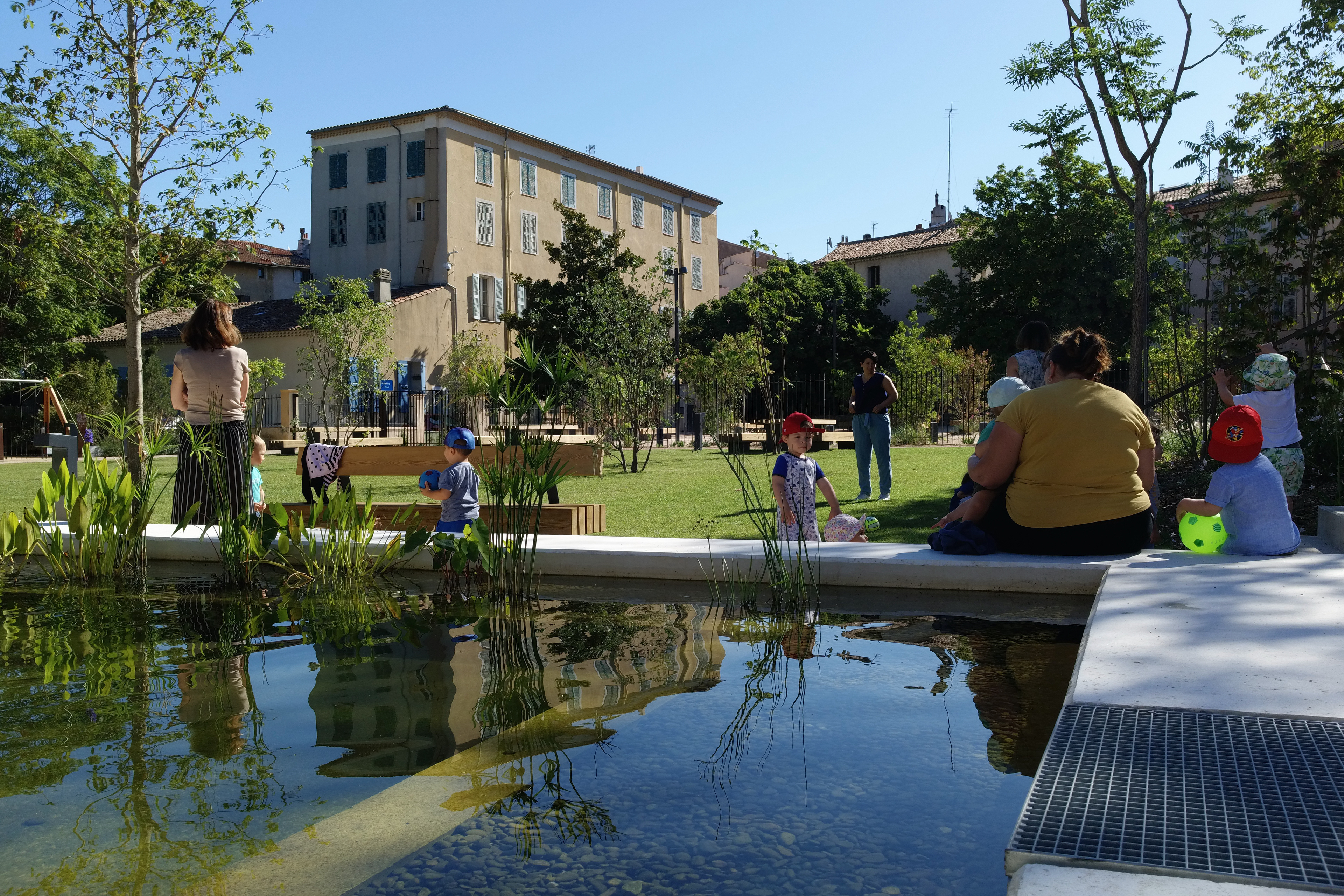 Le grand bassin - L'heure de la pause à la maison mère enfant.