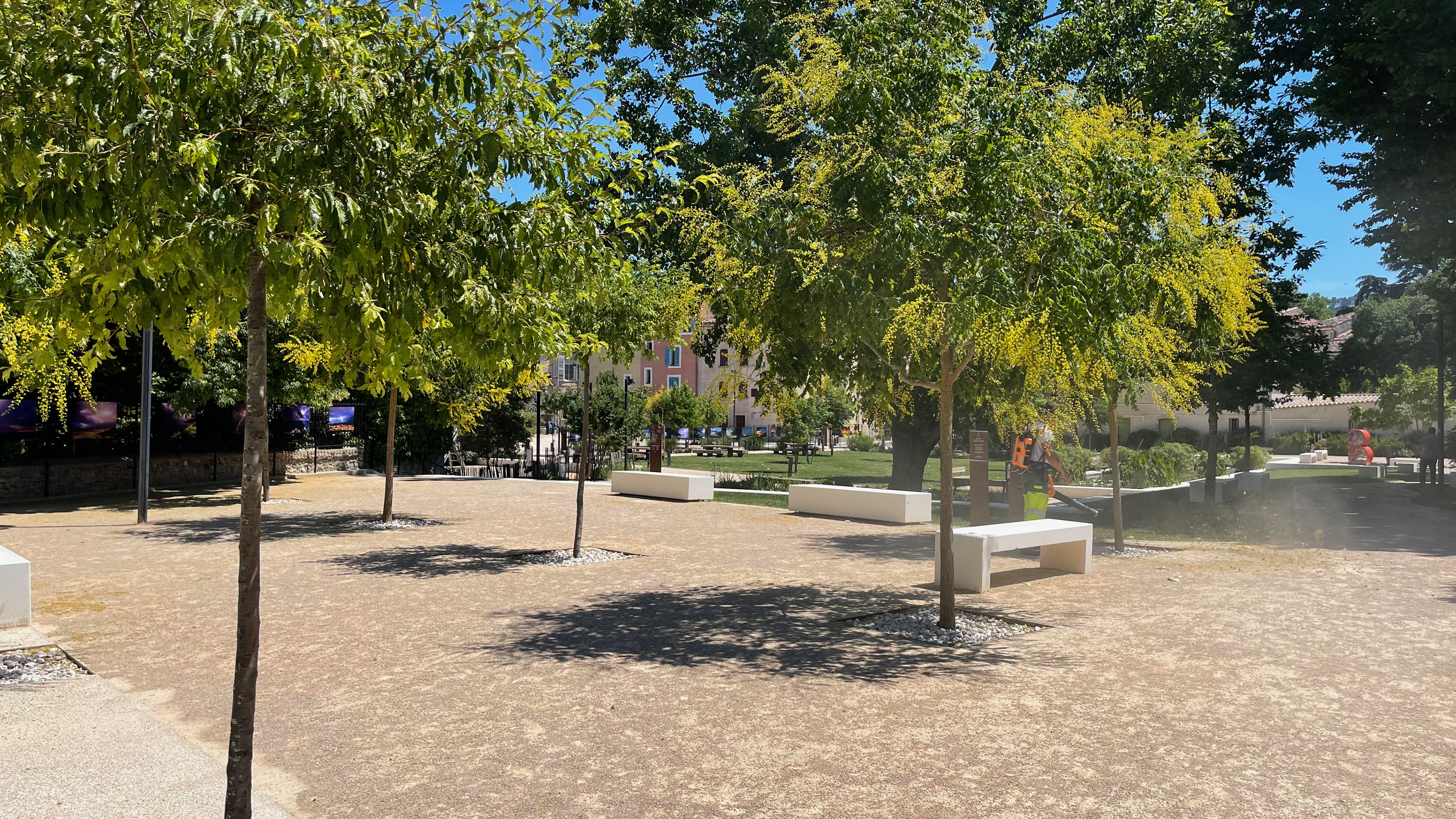 L'esplanade des trois moulins - sous le mail